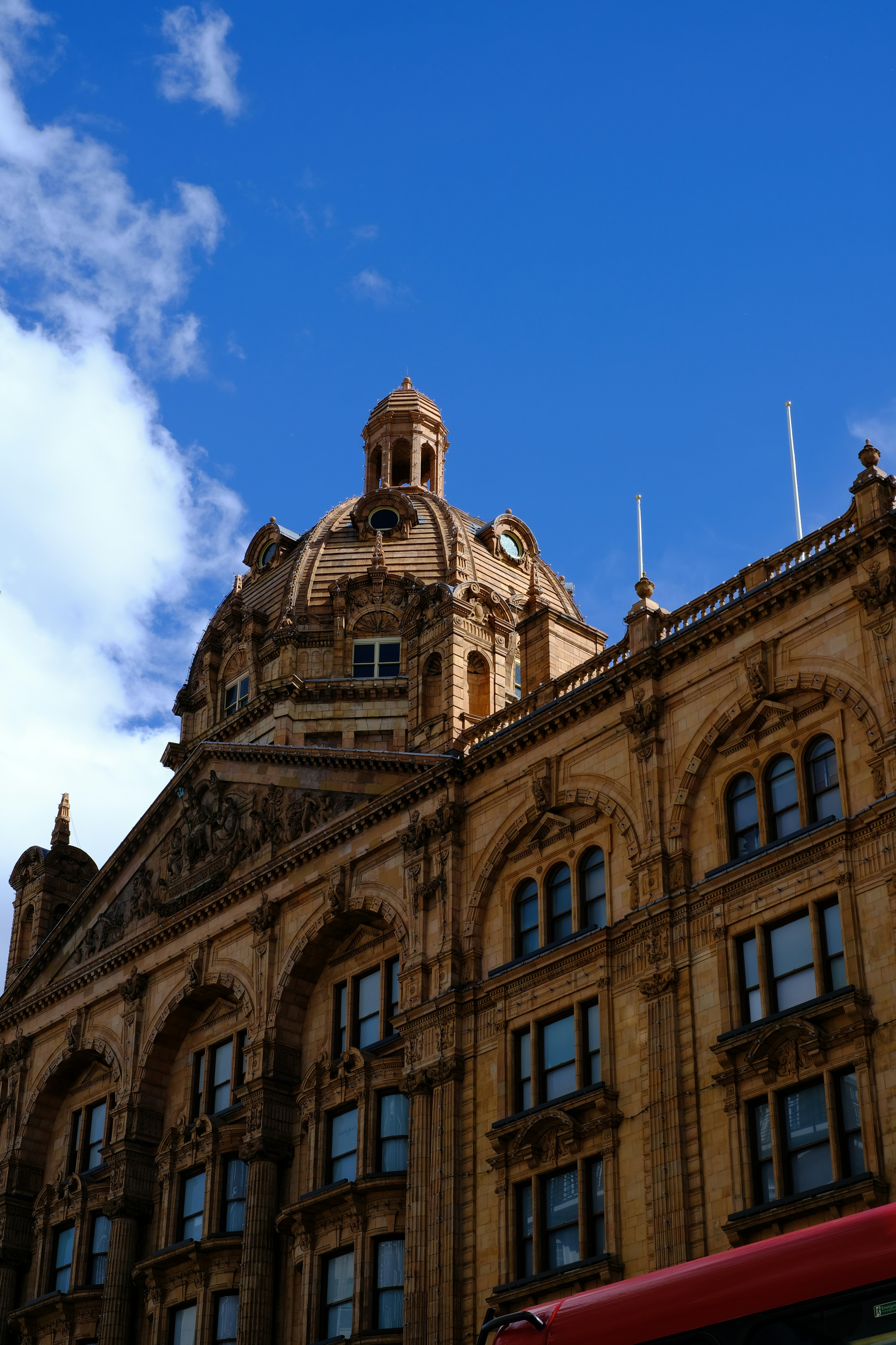 青空を背景にドームを持つ華麗な建物