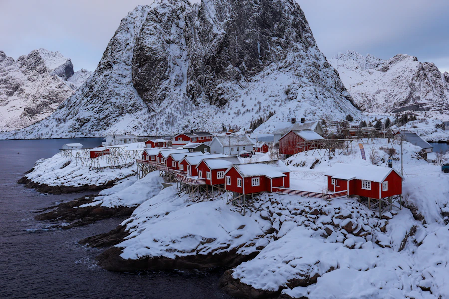 Casas vermelhas em uma ilha nevada nas Lofoten