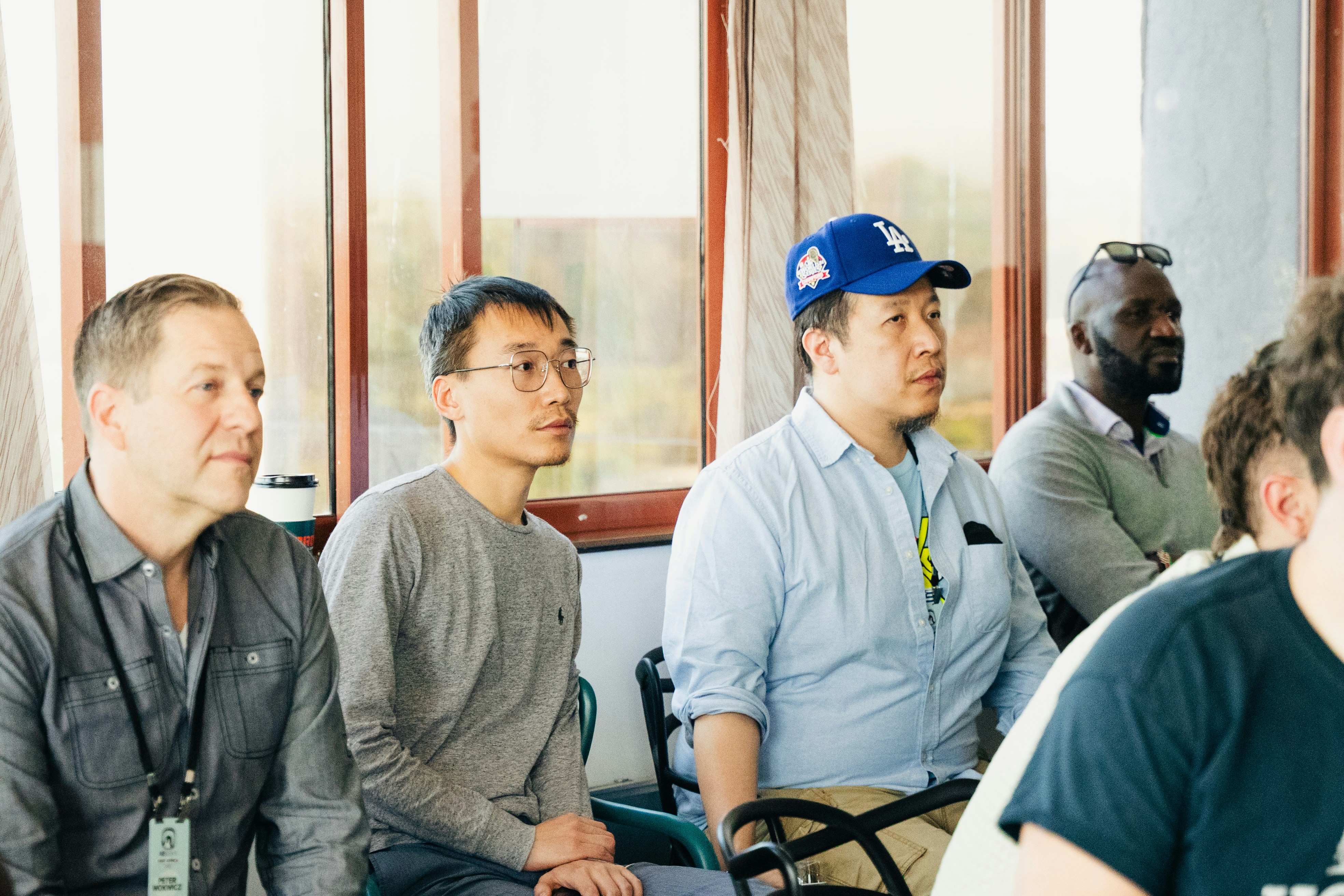 Groupe diversifié d’hommes écoutant attentivement