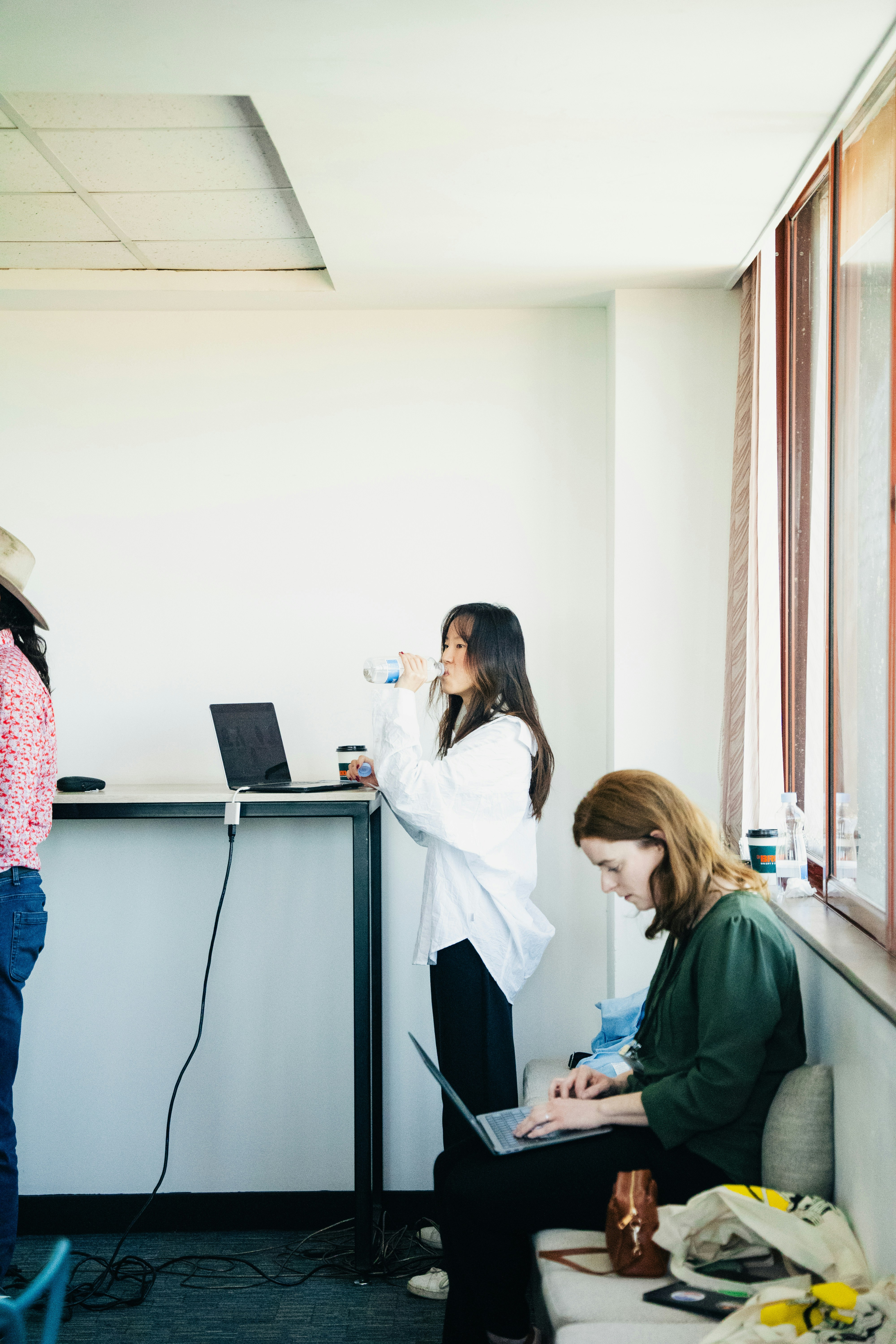 Des personnes travaillant sur des ordinateurs portables dans un bureau lumineux