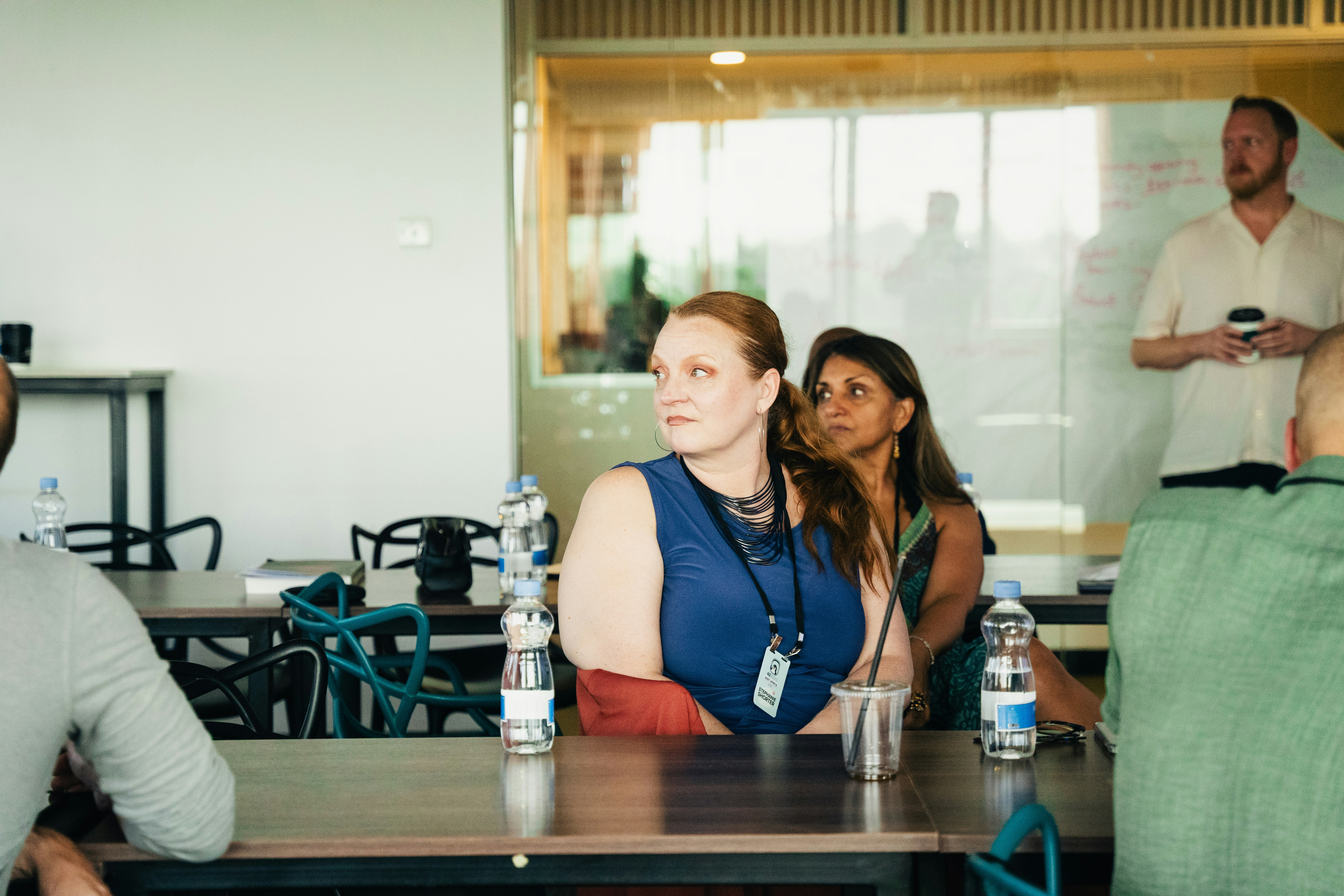 Des personnes assistant à une présentation dans un bureau moderne
