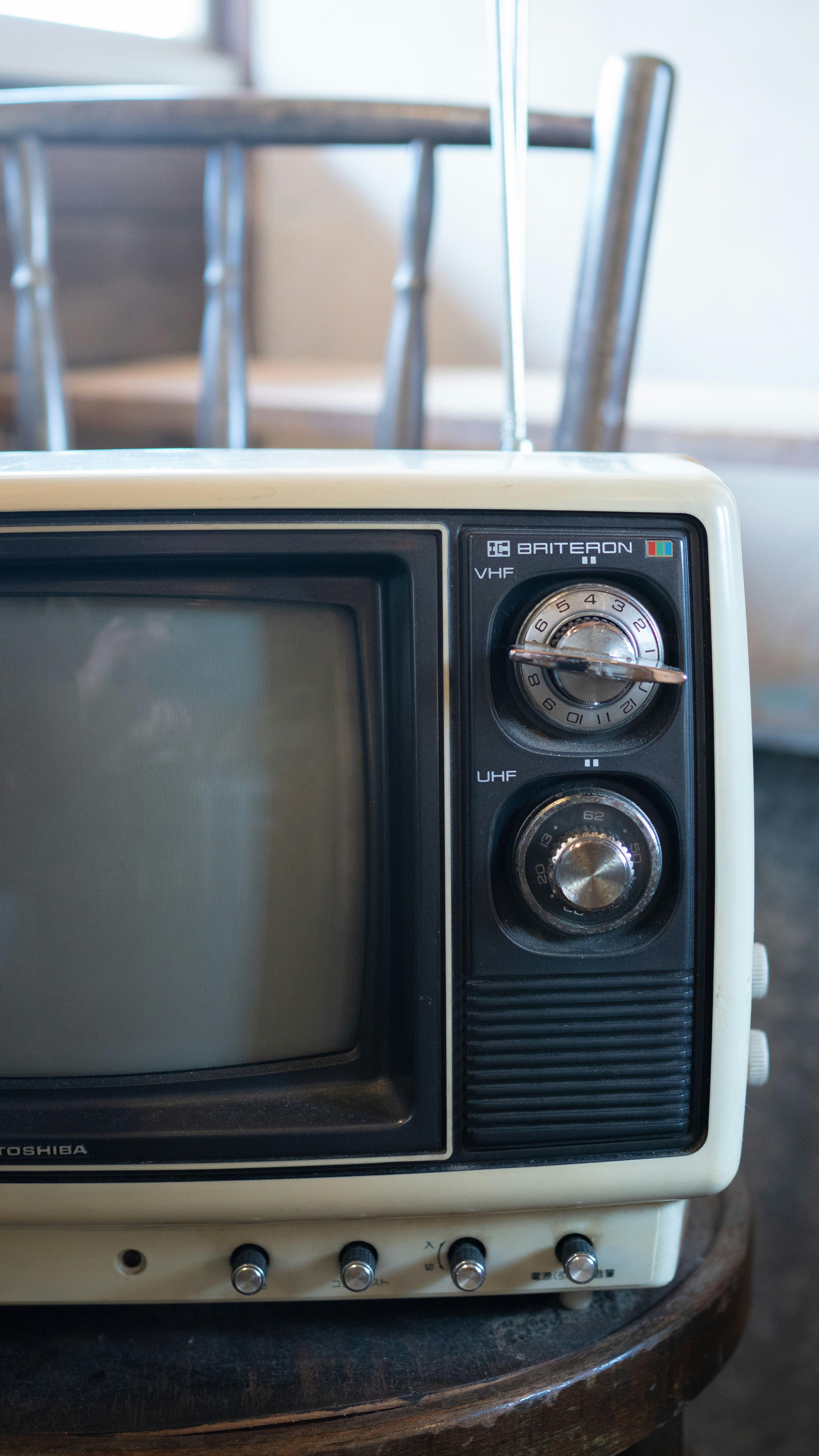 アンテナとダイヤル付きのヴィンテージテレビセット。