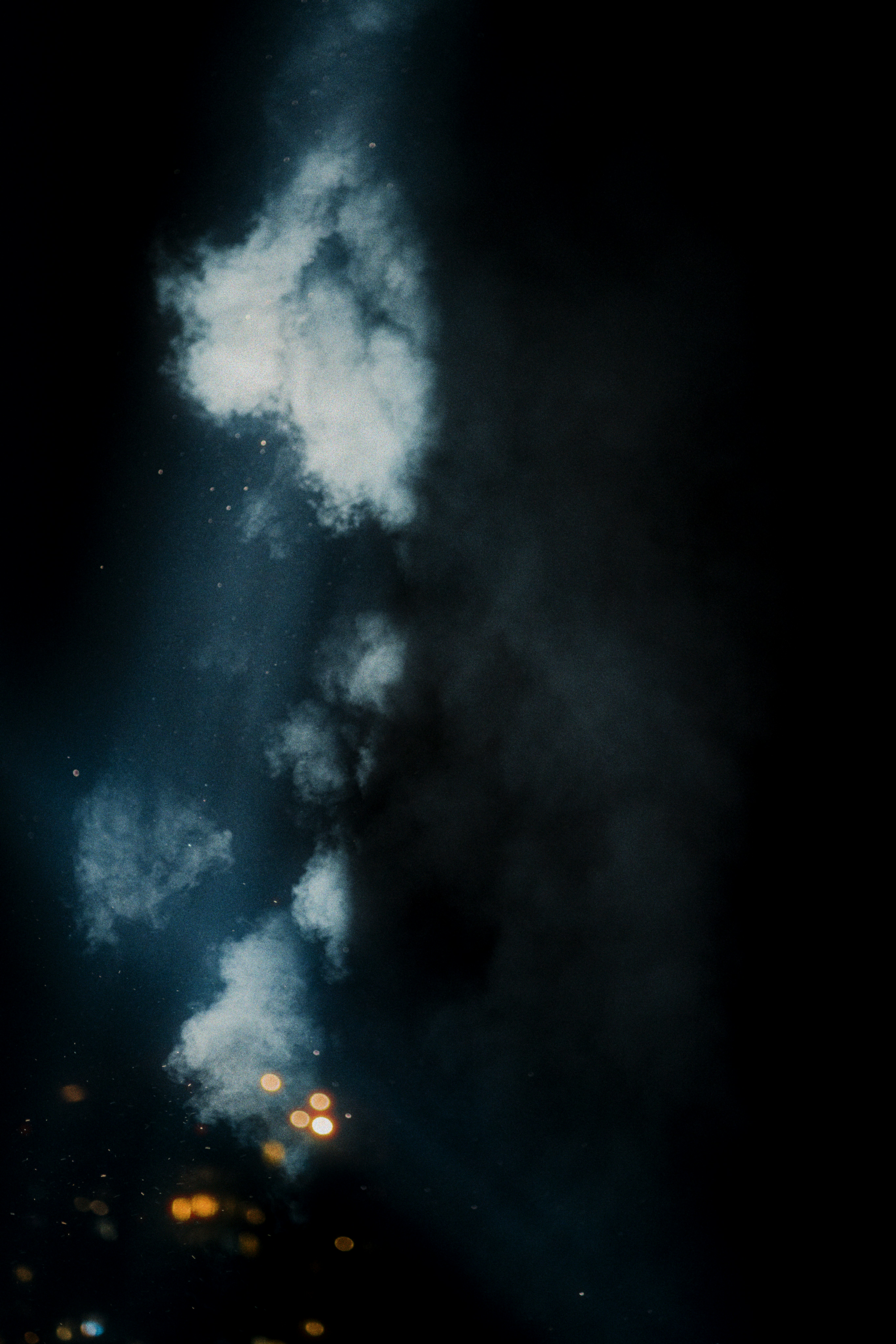 Asap dan cahaya dengan latar belakang gelap
