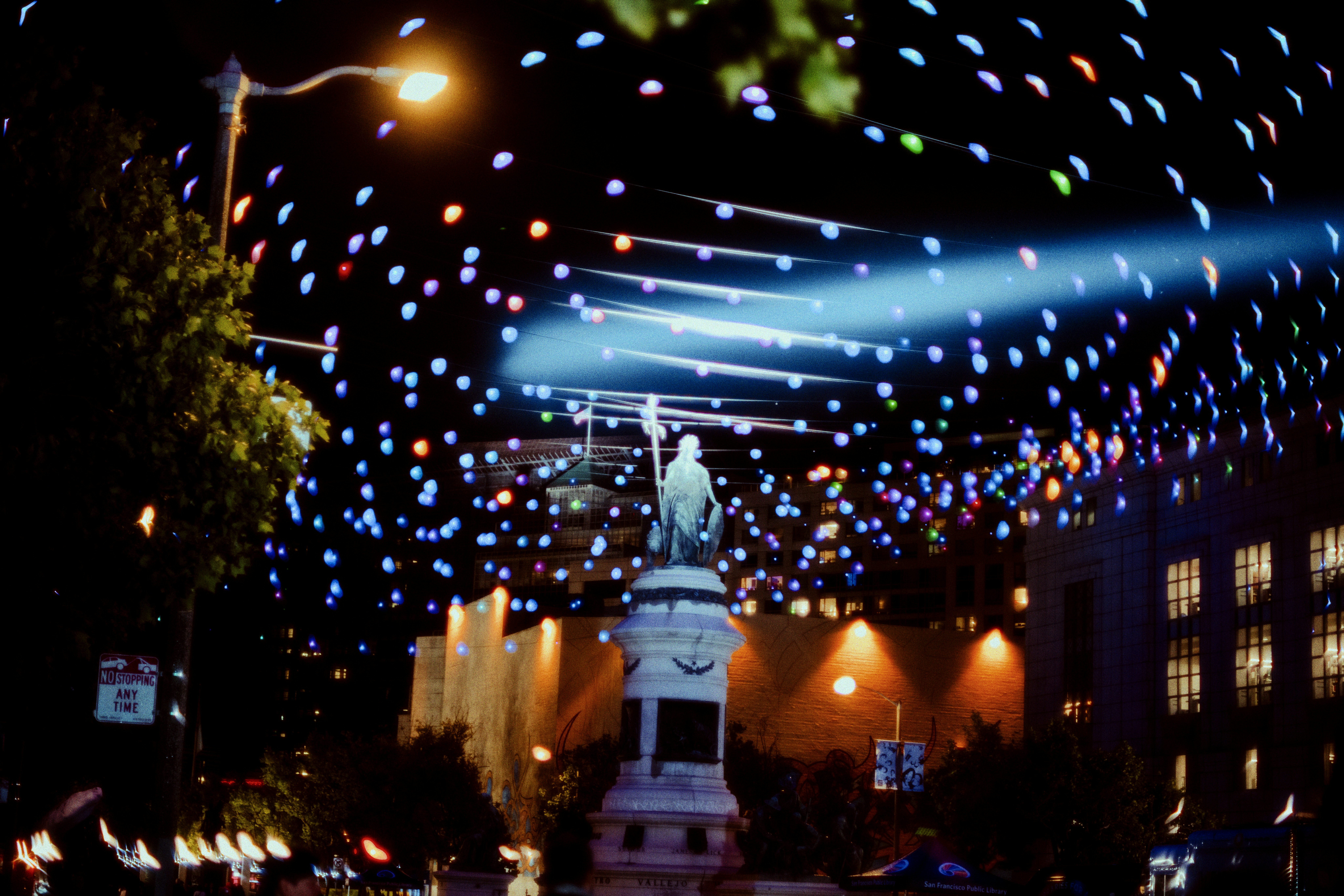 Alun-alun kota di malam hari dihiasi dengan lampu warna-warni