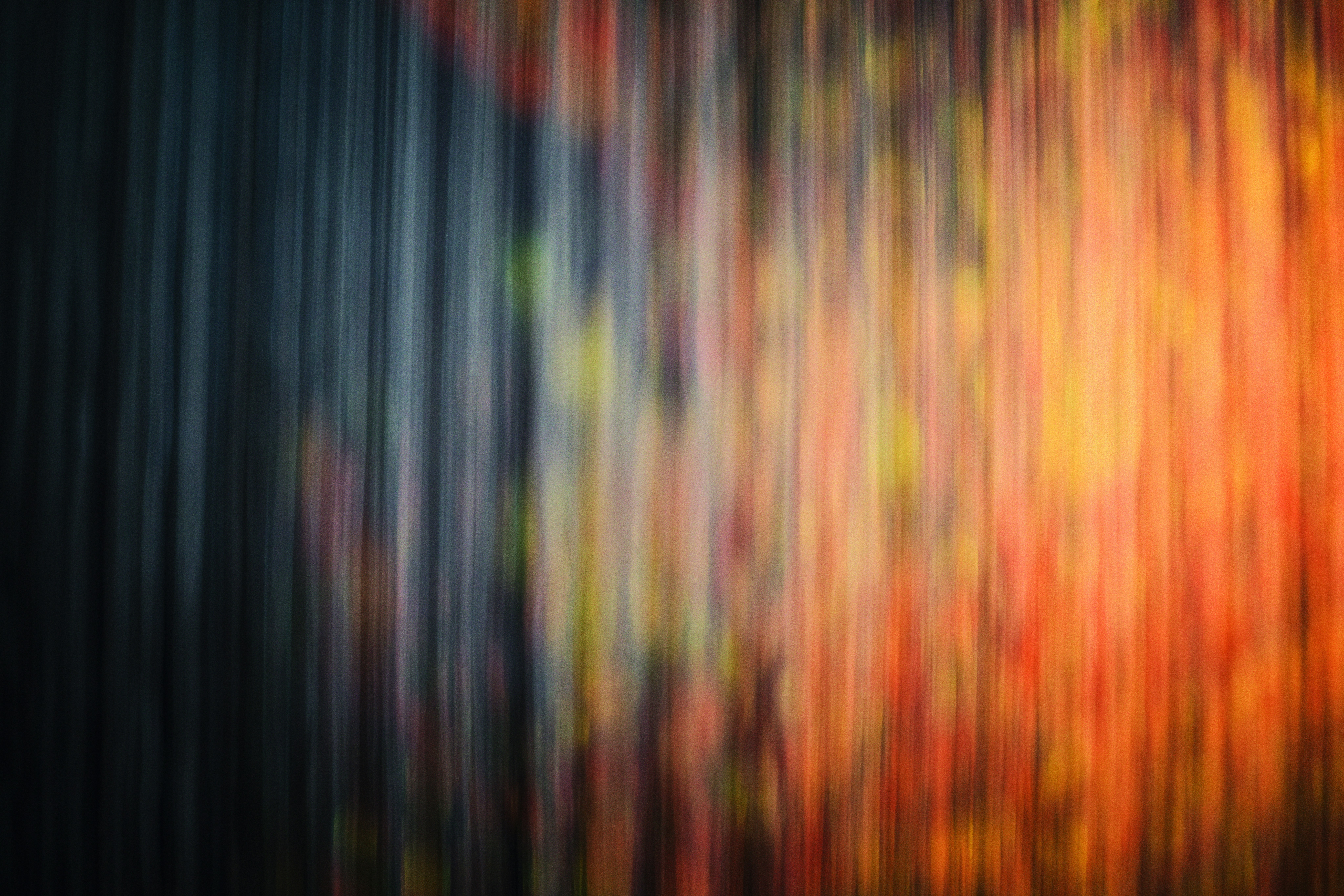 Garis-garis abstrak warna biru tua dan oranye hangat