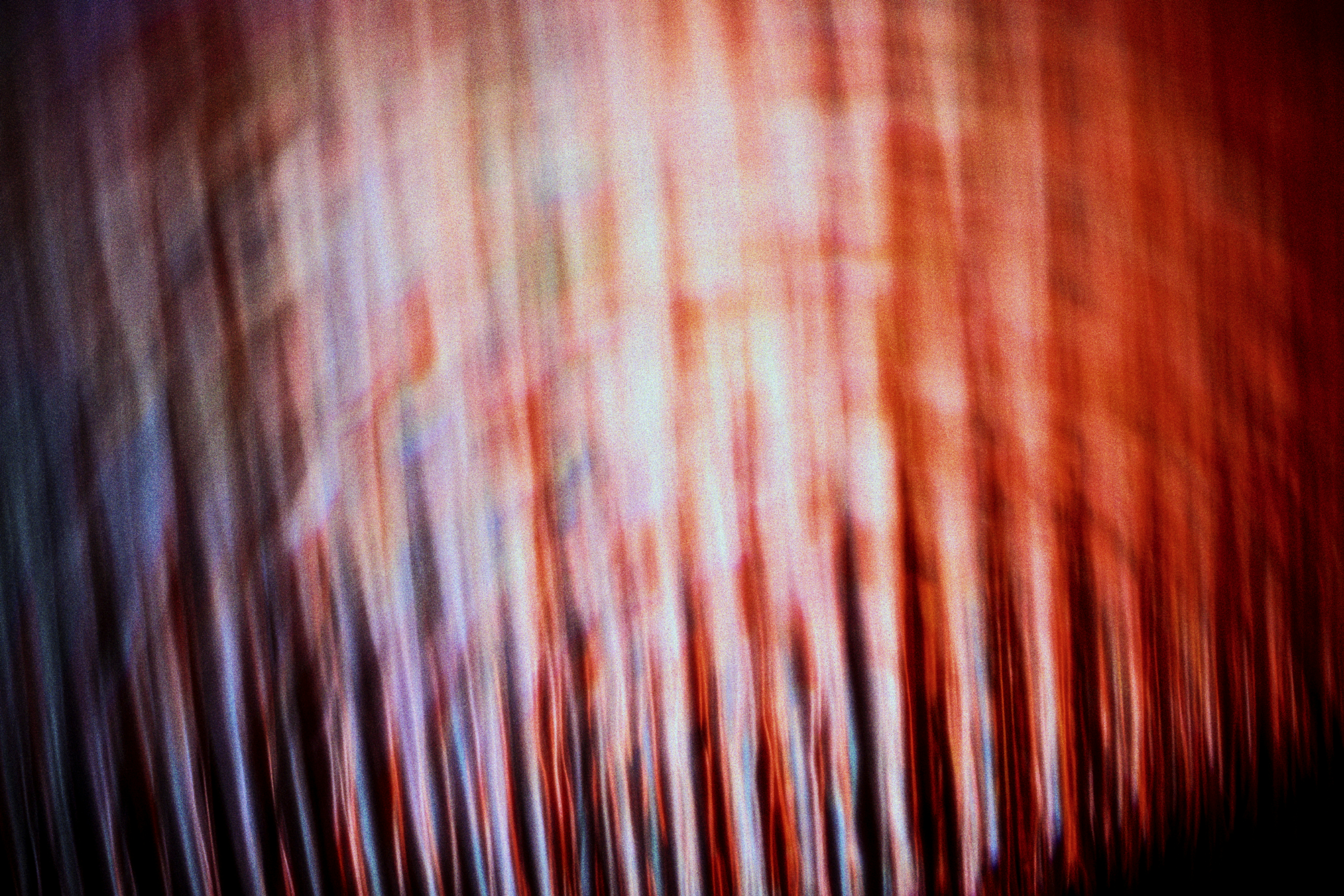 Garis-garis abstrak cahaya merah, putih, dan biru