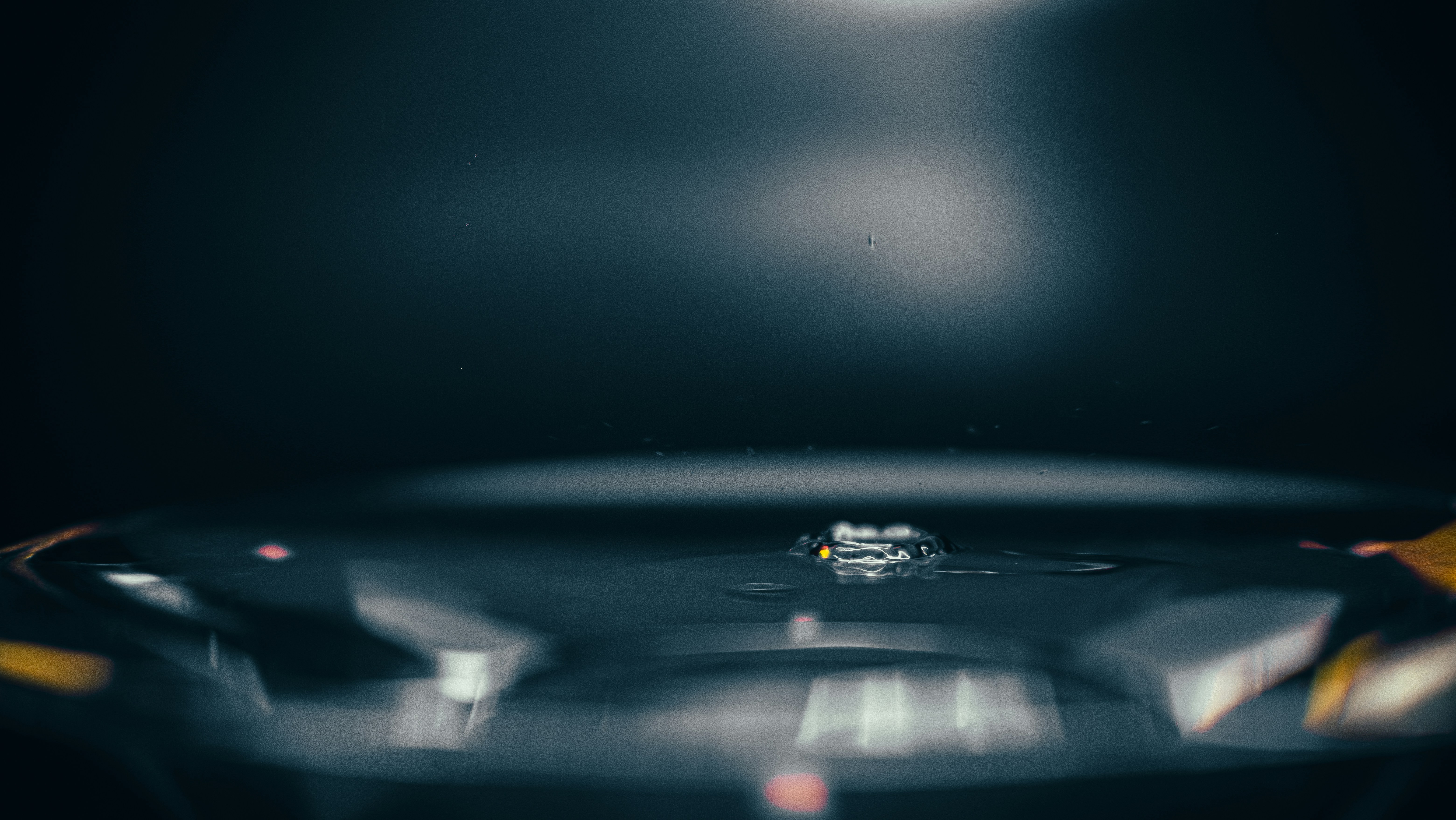 Nahaufnahme eines winzigen Objekts auf einer reflektierenden Oberfläche.