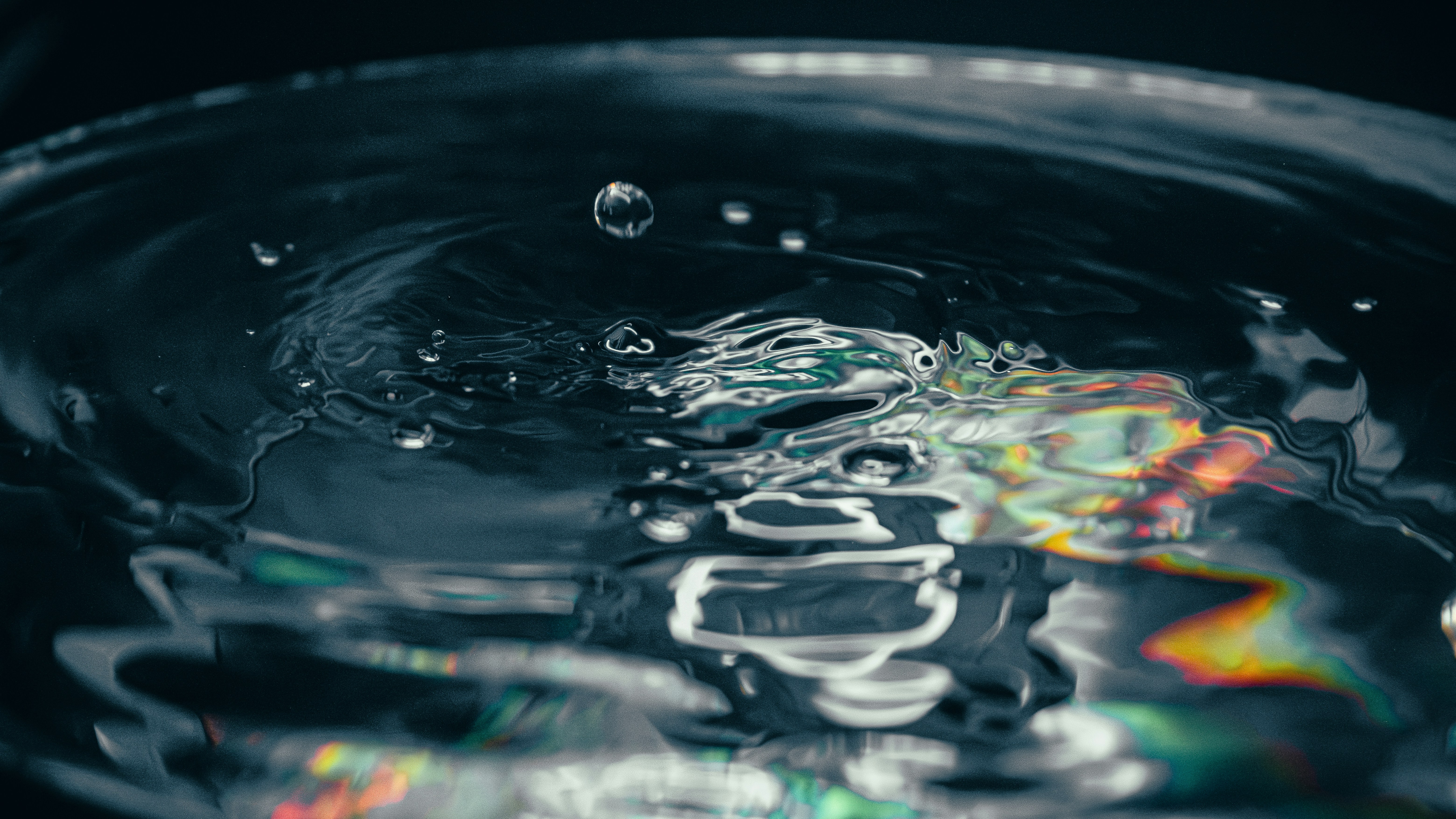 Wasser kräuselt sich mit farbenfrohen Reflexionen