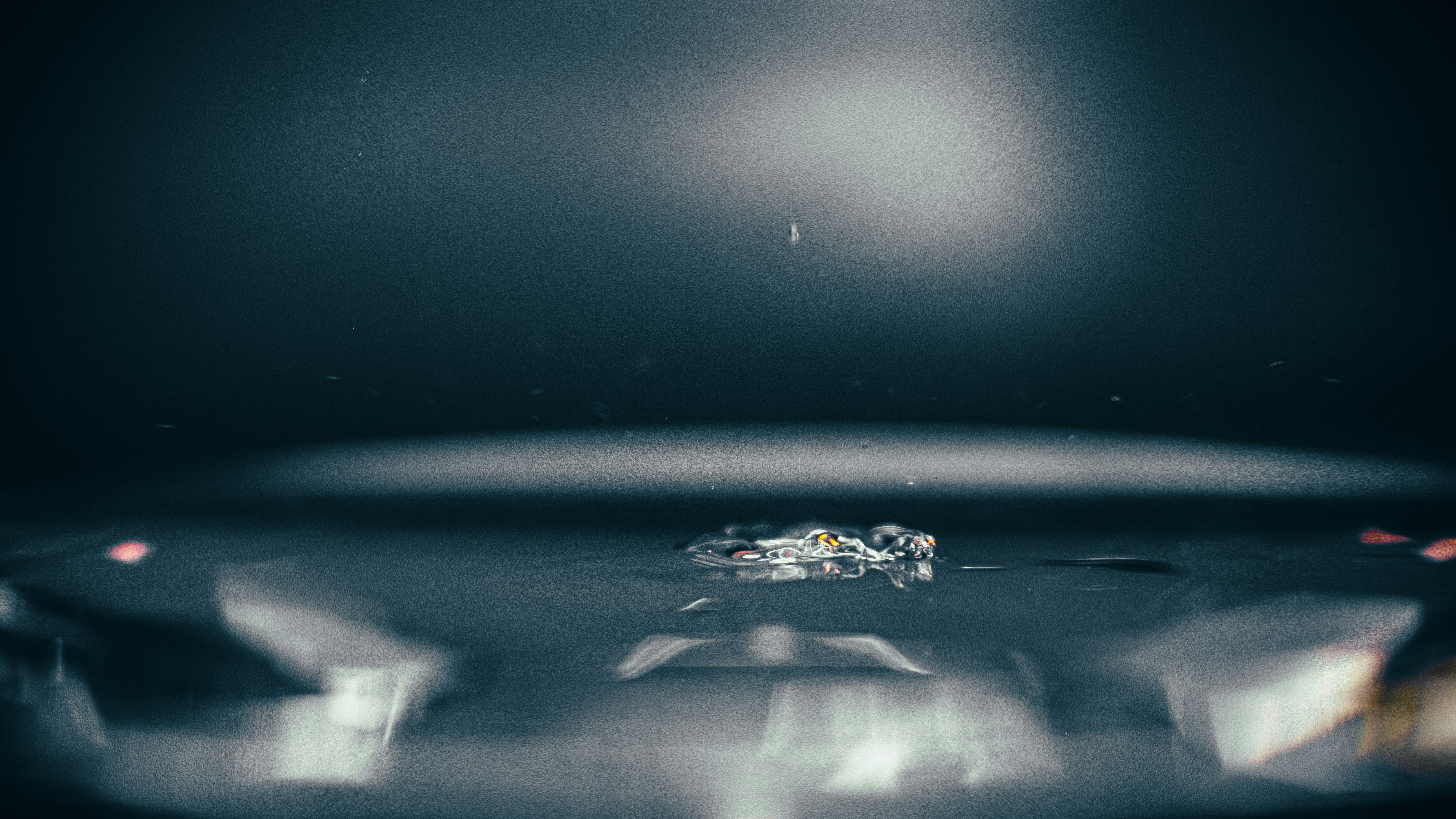 Nahaufnahme eines Wassertropfens, der auf eine Oberfläche trifft.