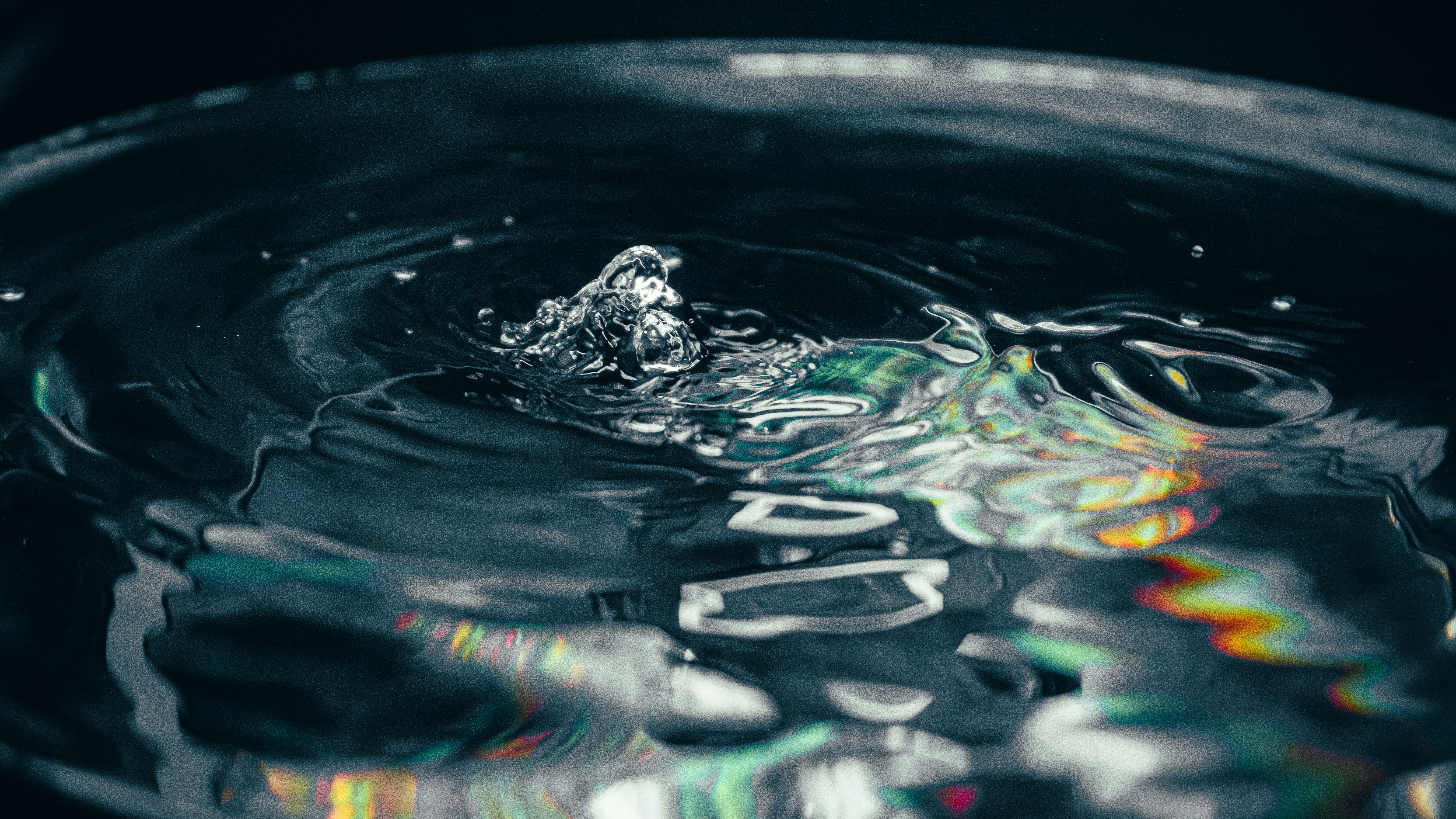 Wasserspritzer mit Wellen und Reflexionen