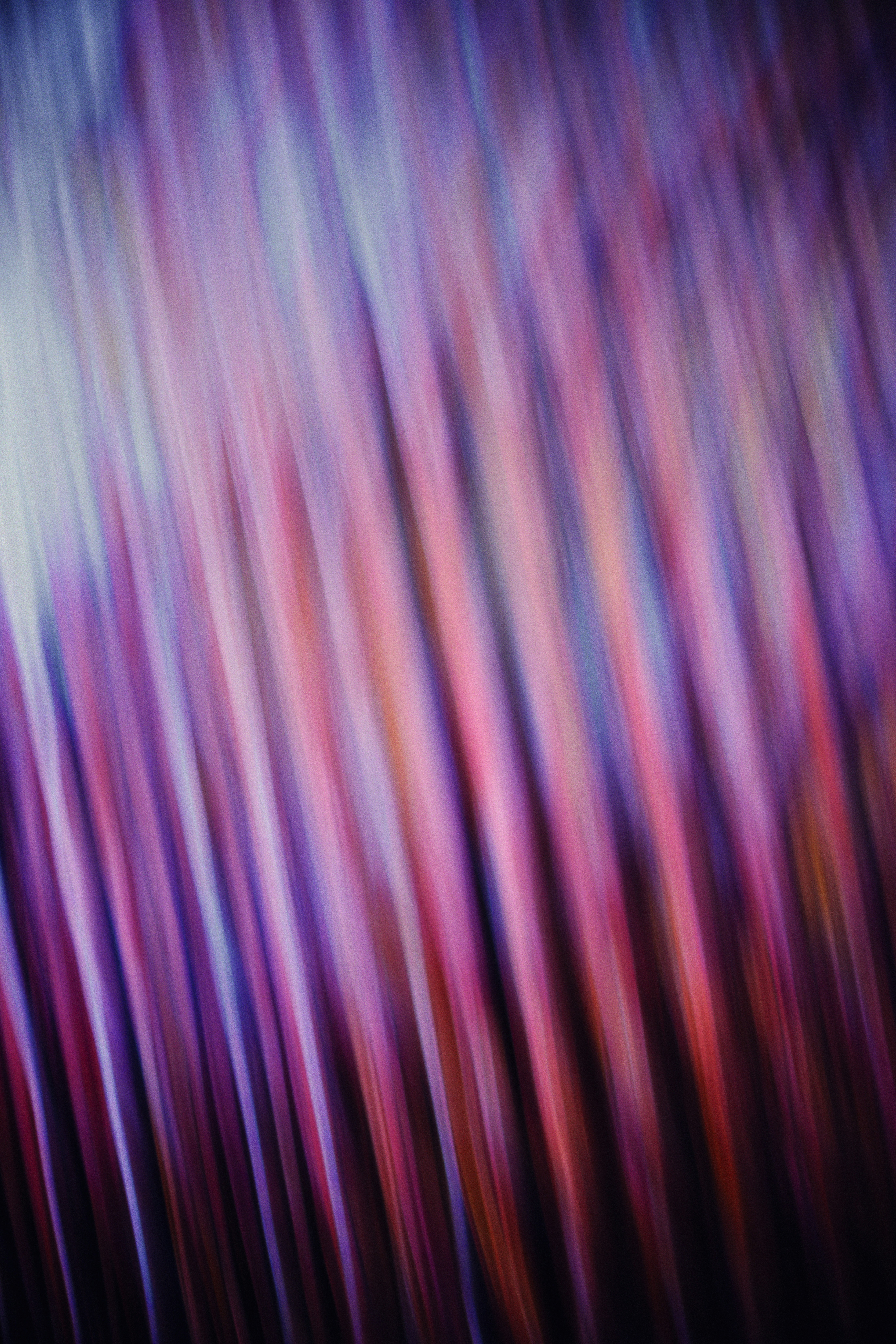 Garis-garis abstrak cahaya ungu dan merah muda