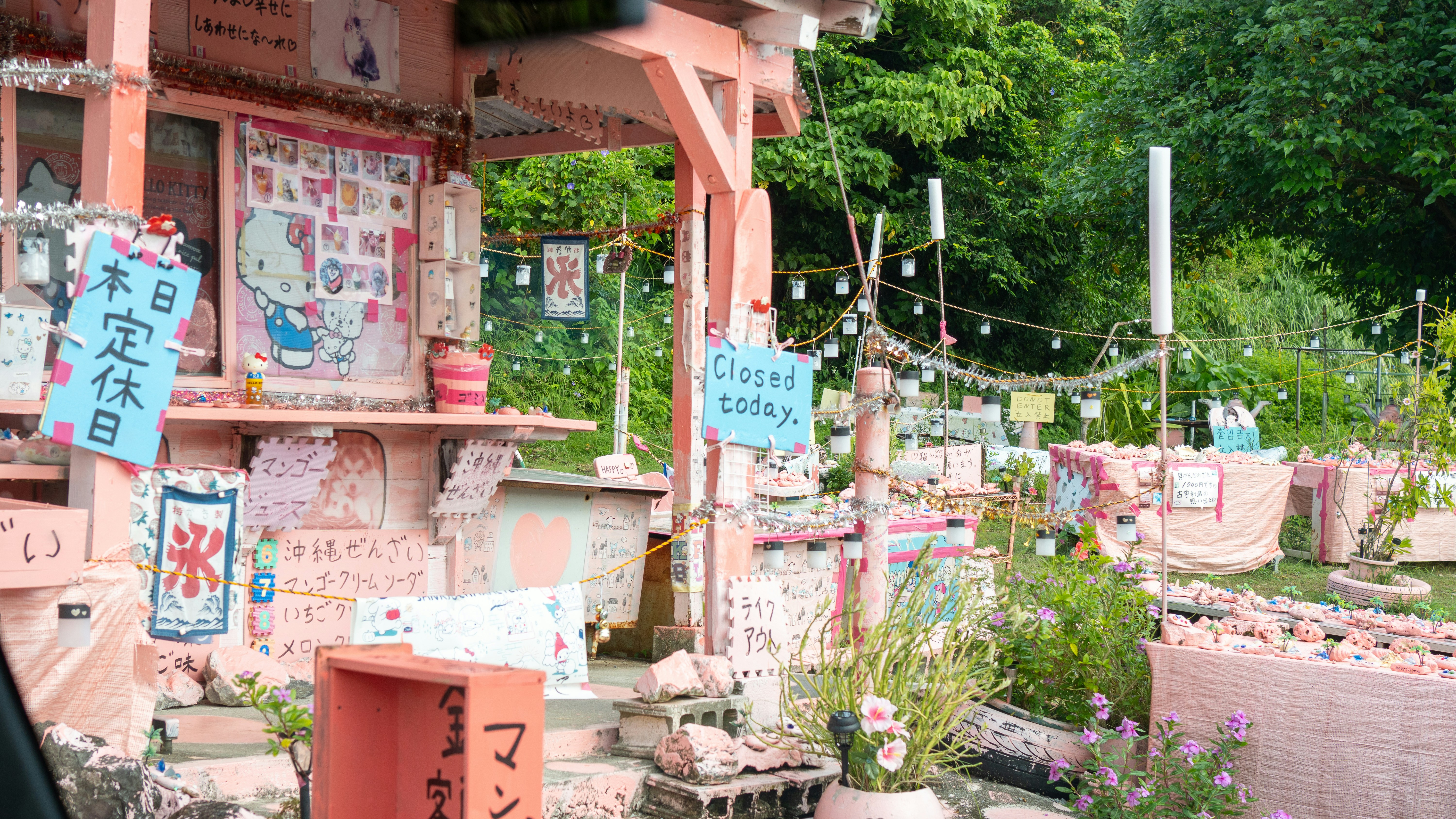 看板や装飾があるピンクのロードサイドスタンド