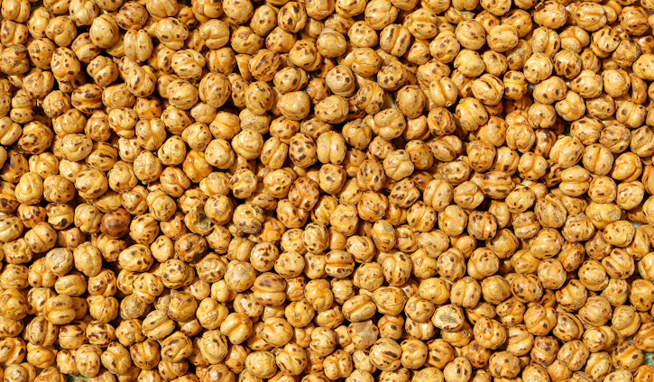 Close-up of a pile of roasted chickpeas