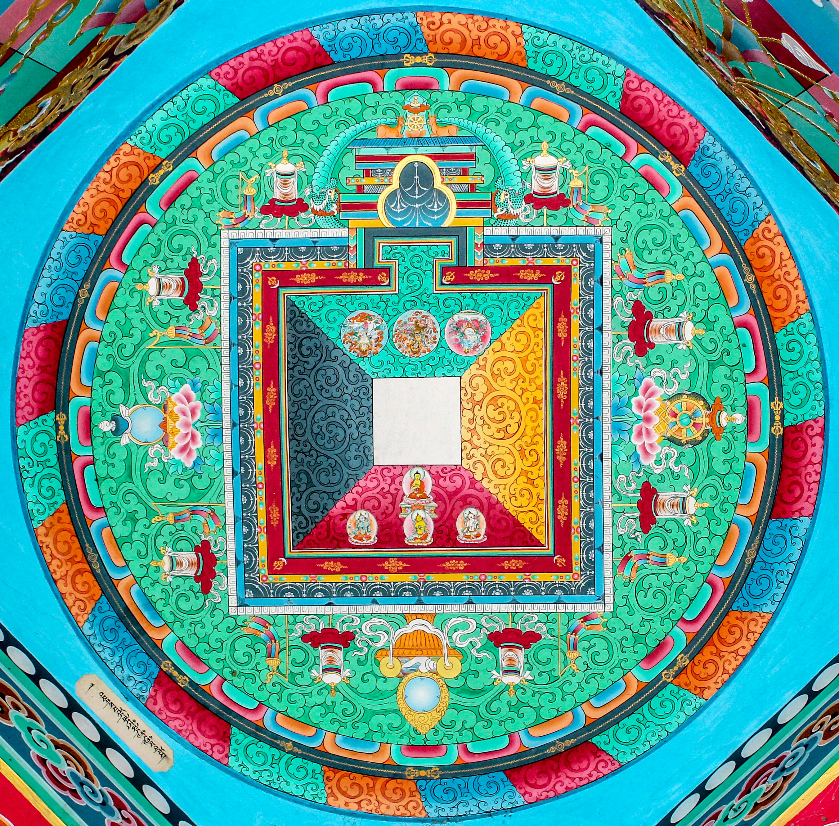 Colorato mandala tibetano con motivi geometrici intricati
