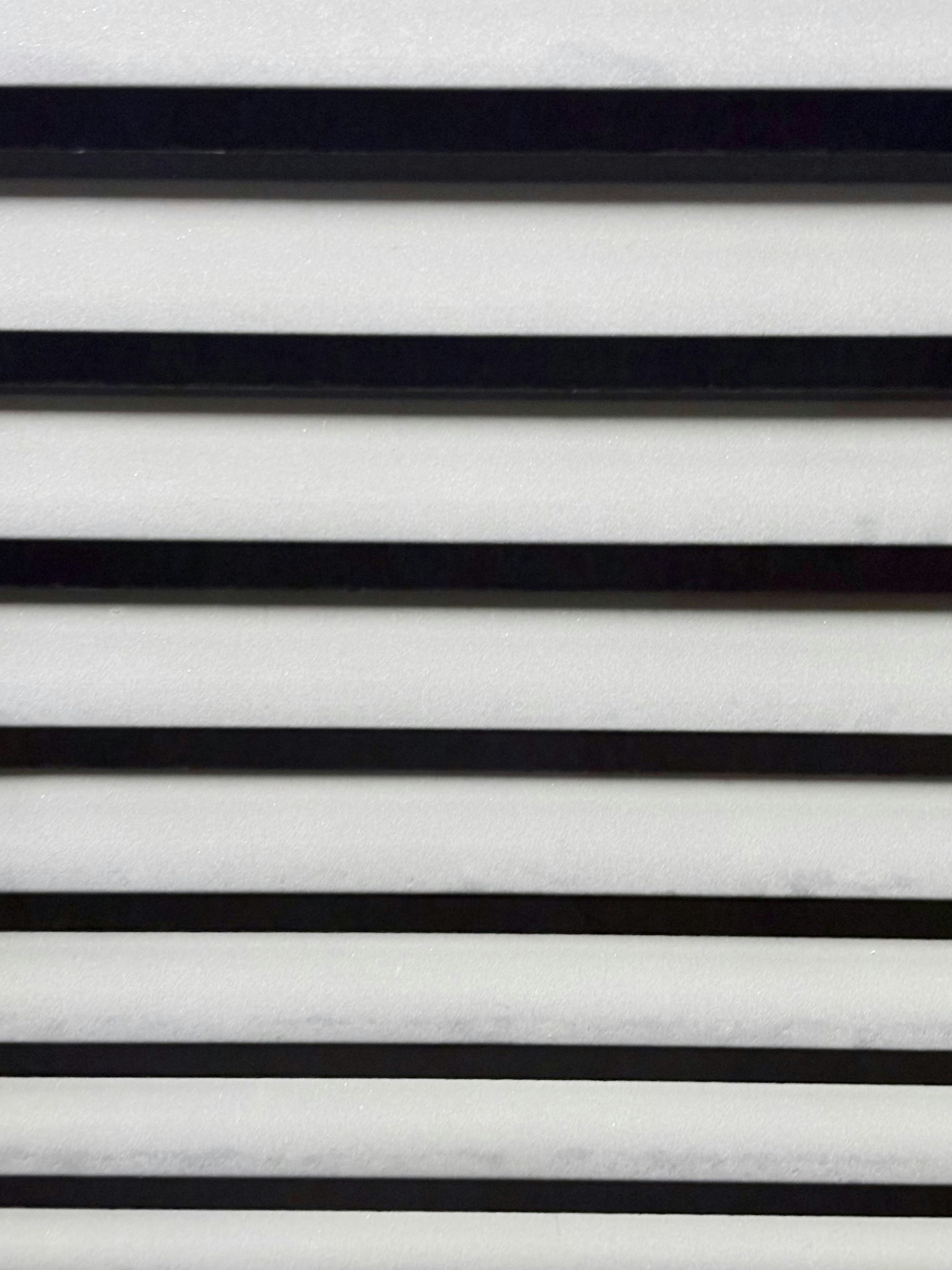 Schwarz-weiß gestreiftes Muster mit Schatten