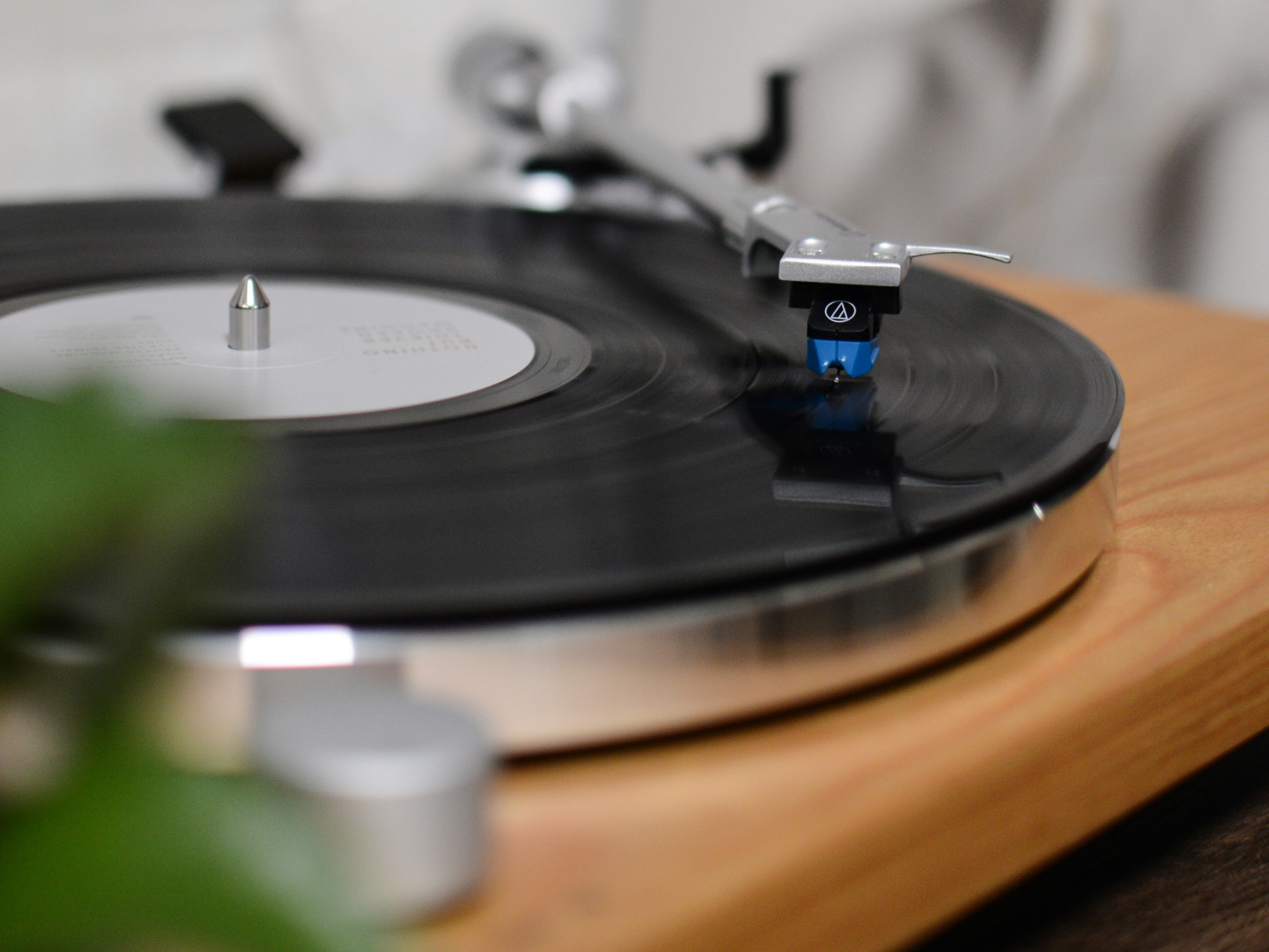 Primo piano di un ago di un giradischi su un disco in vinile.