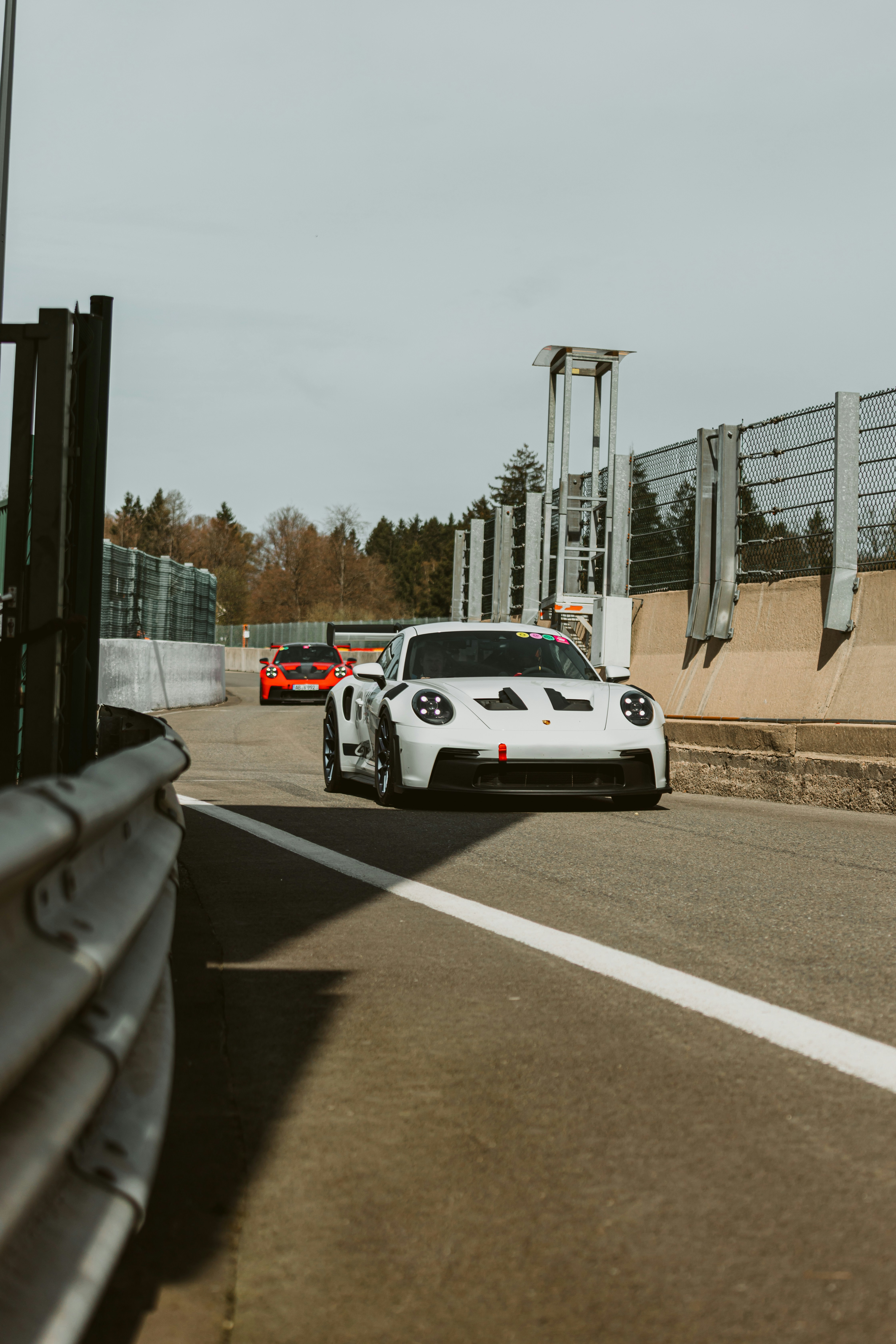 Deux voitures de sport en course sur un circuit