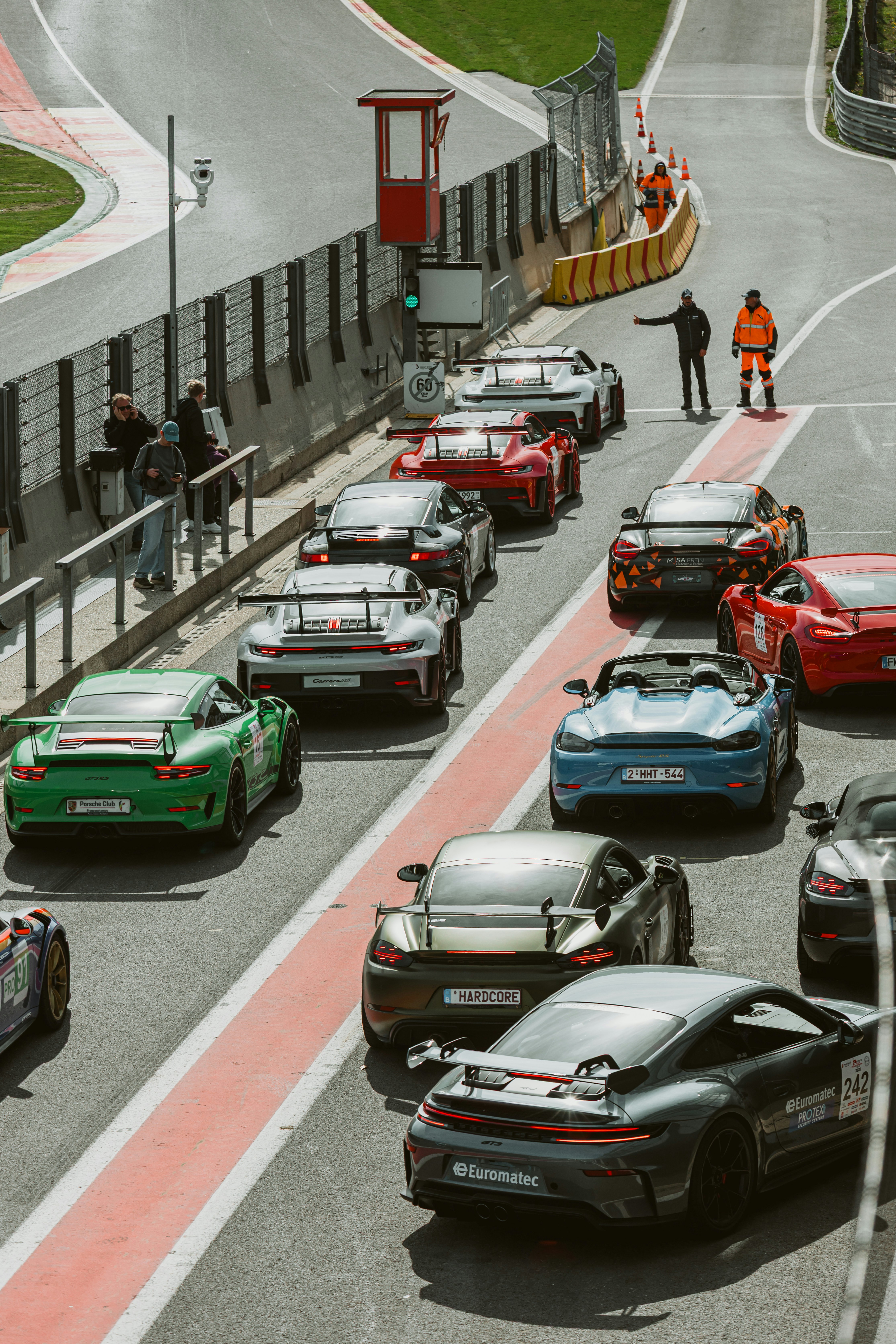 Plusieurs Porsche se sont alignées sur un circuit.