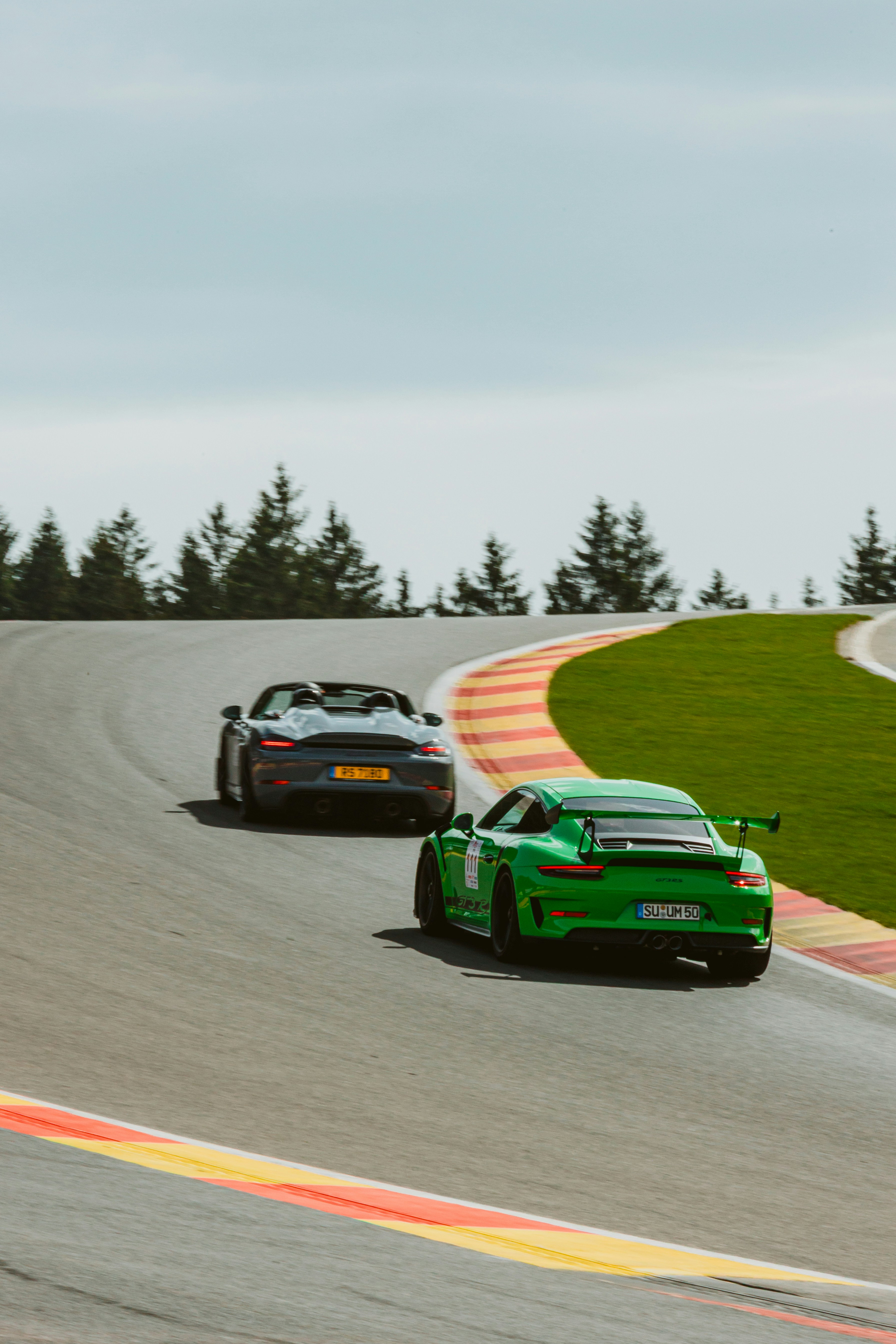 Deux voitures de sport en course sur un circuit