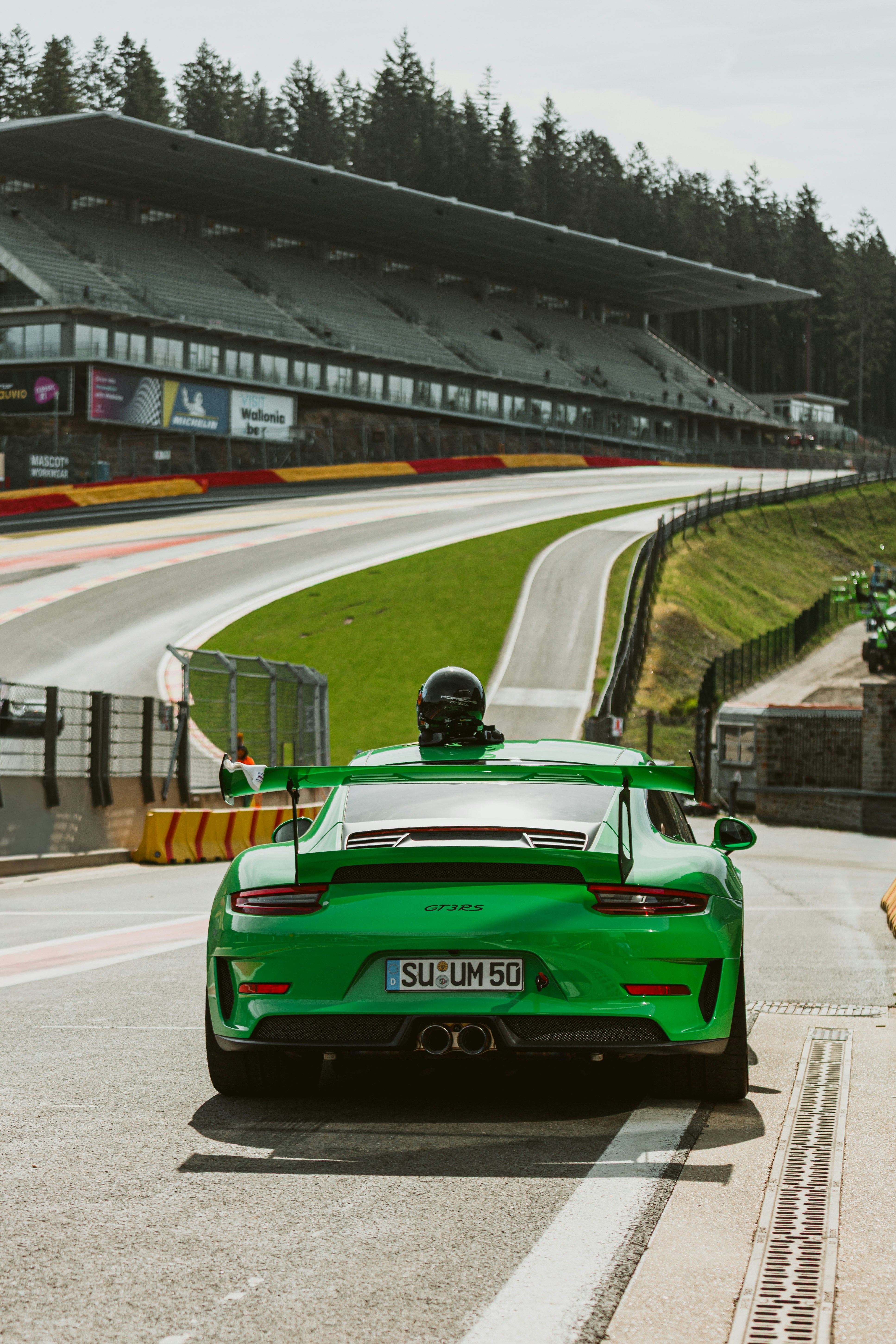 Voiture de sport verte sur un circuit de course.