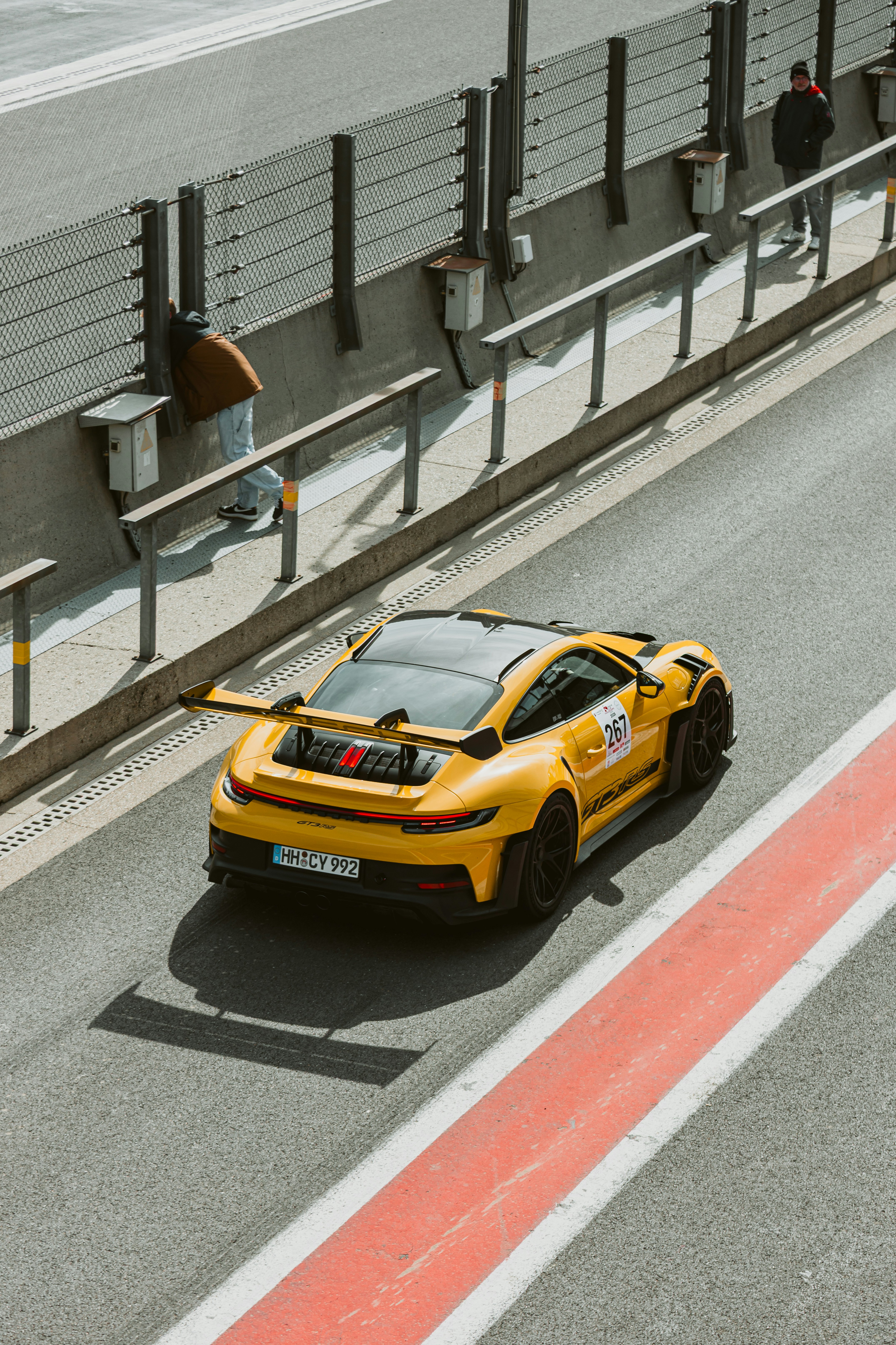 Voiture de course jaune Porsche sur piste