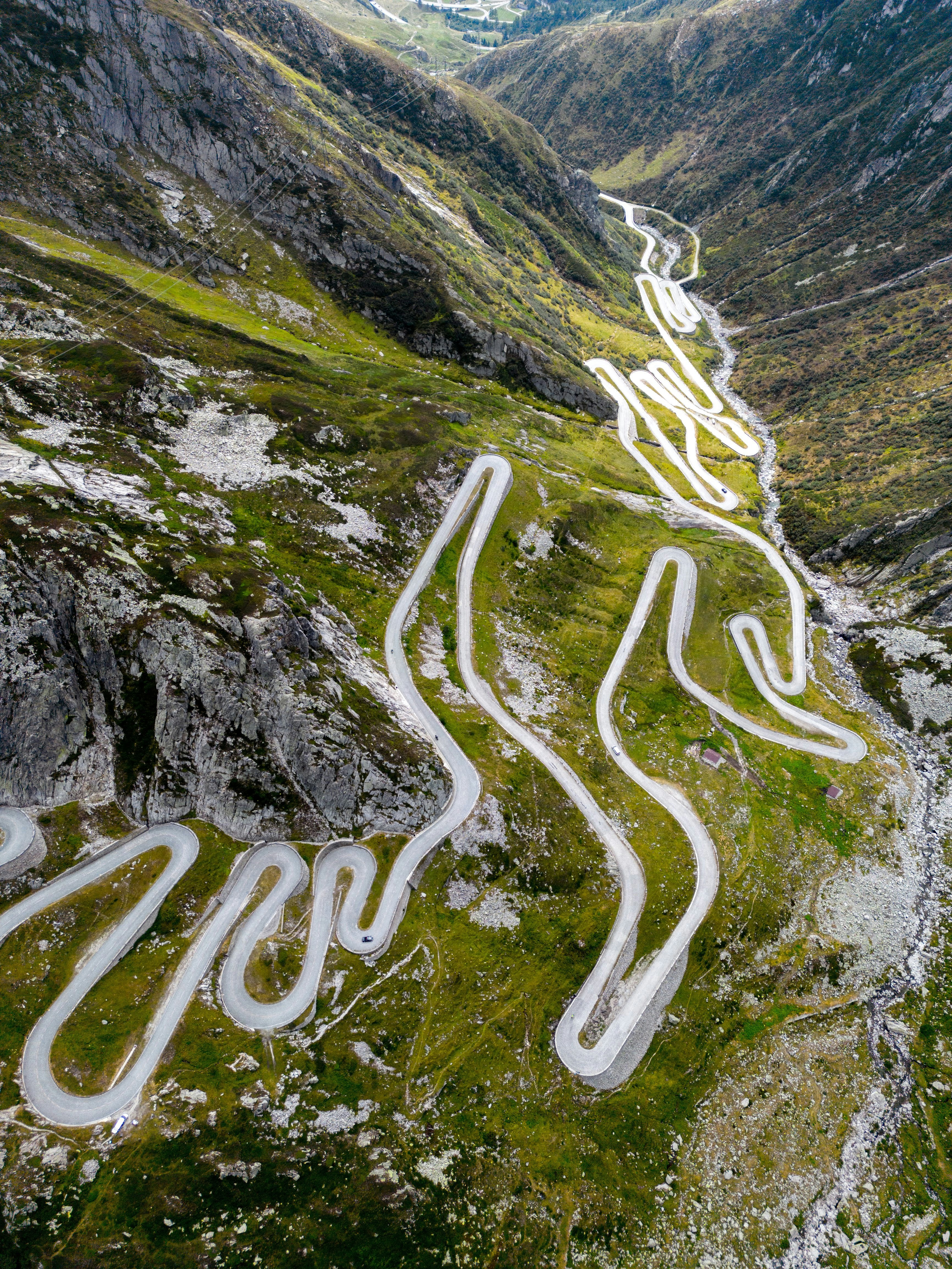 Estrada sinuosa de montanha com muitos ziguezagues