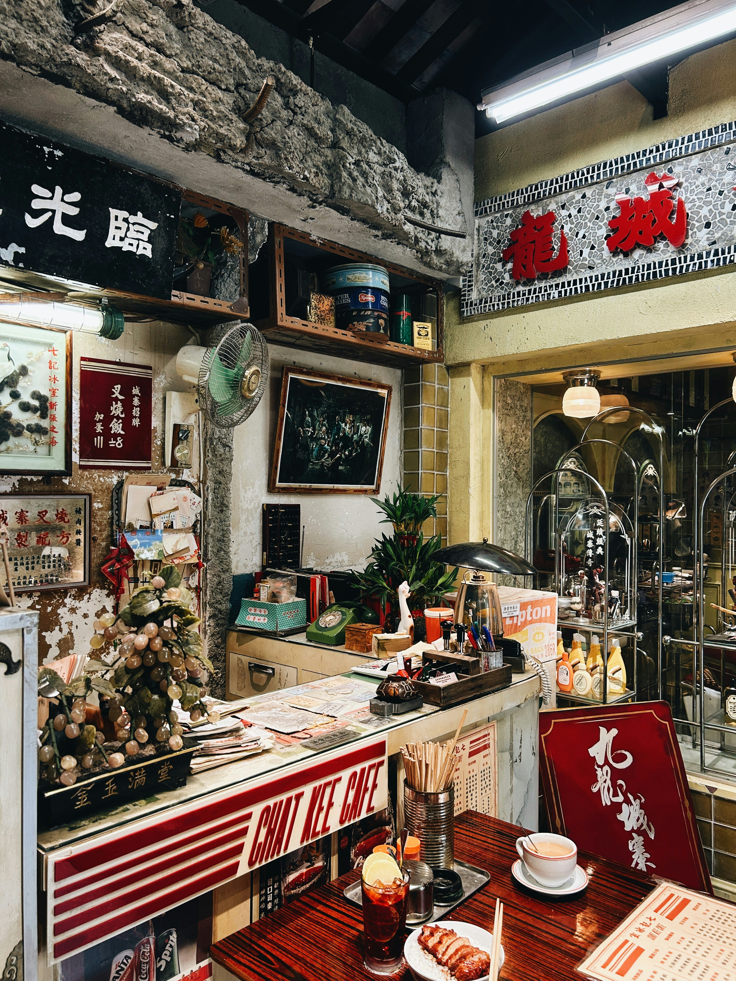 Interior kafe yang nyaman dengan dekorasi vintage dan makanan di atas meja