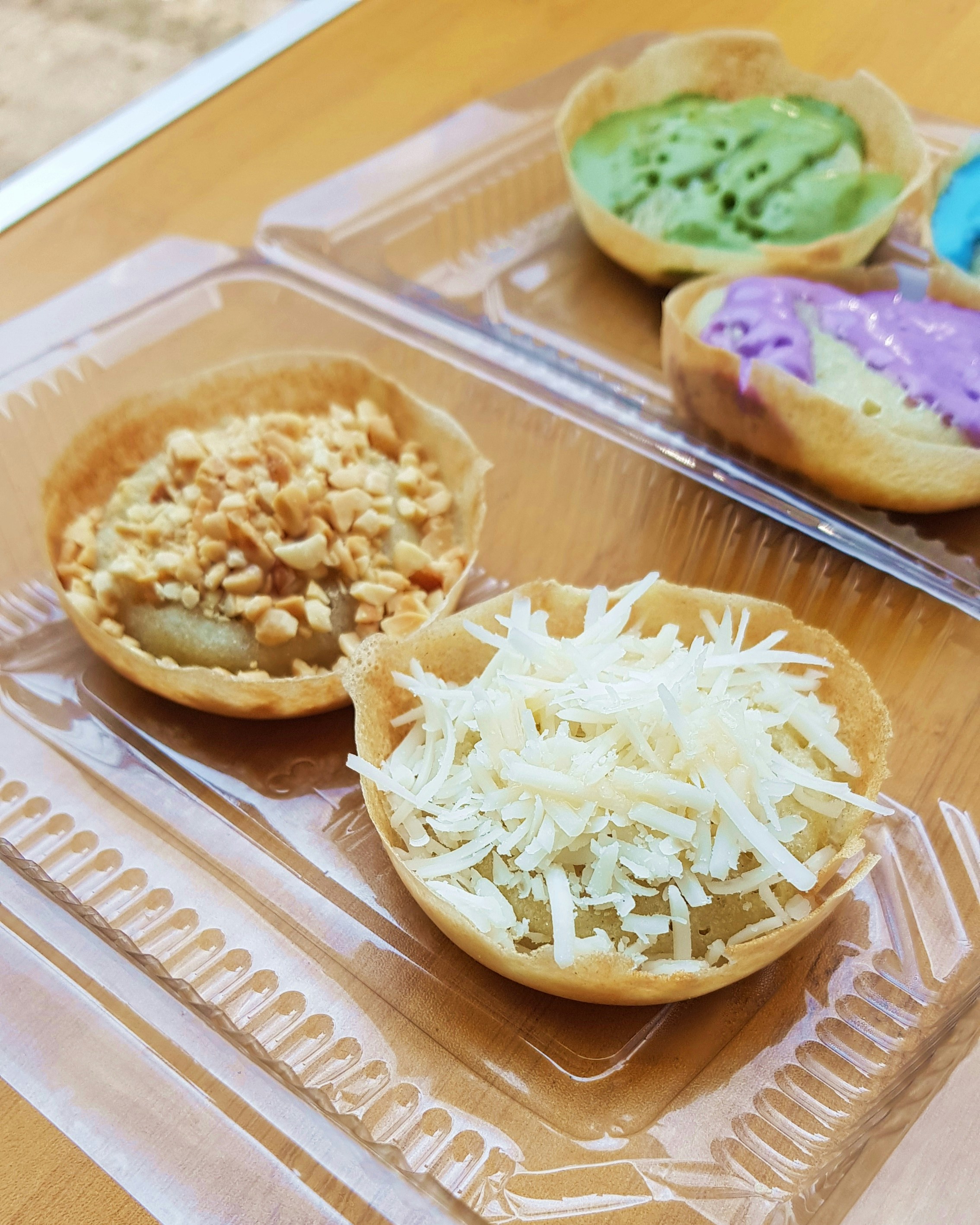 チーズ、ピーナッツ、カラフルなクリームをのせたミニチュアパンケーキ。