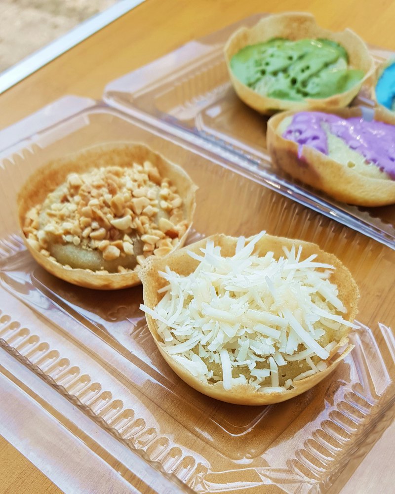 Pancake mini dengan keju, kacang, dan krim
