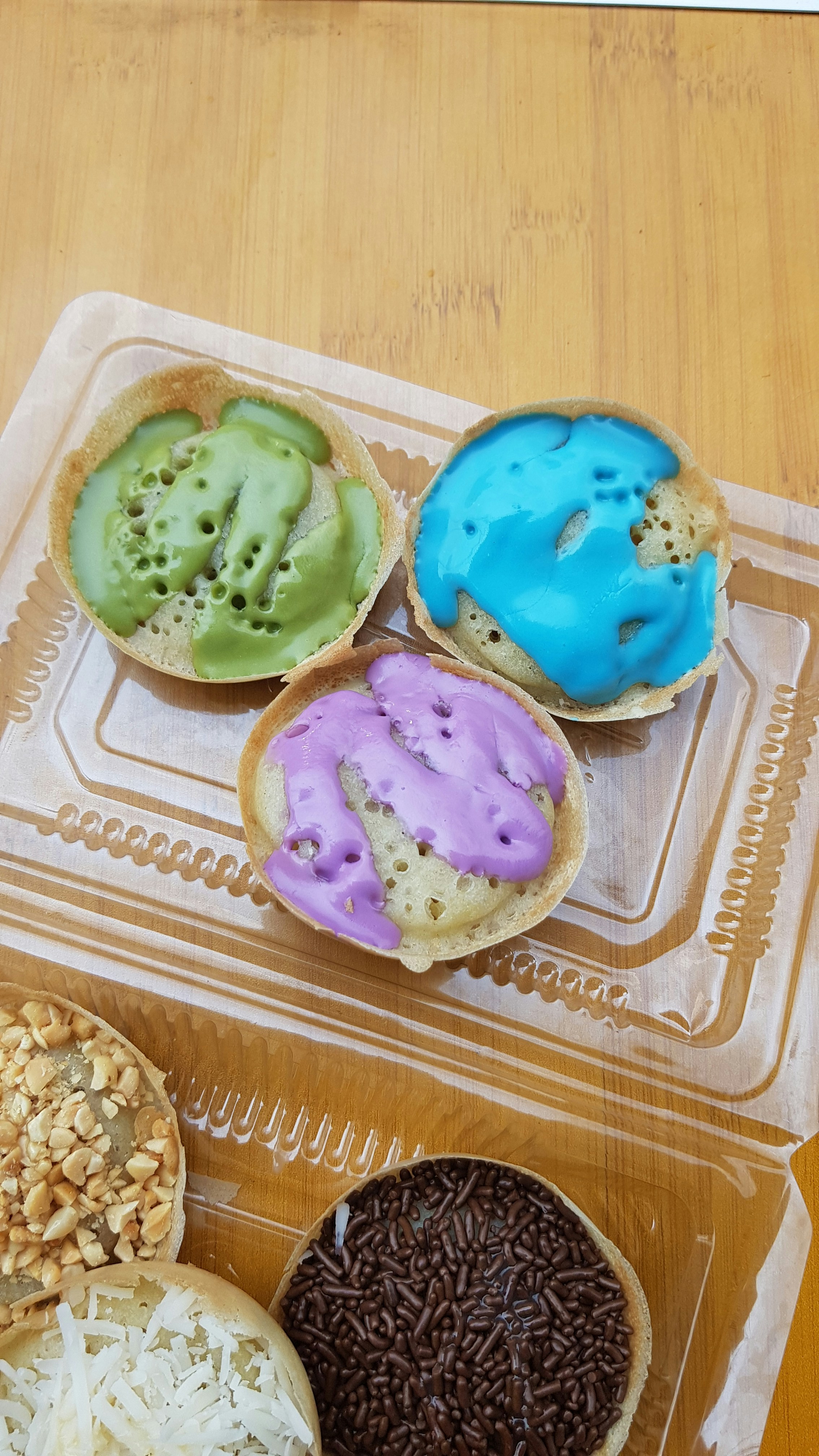 プラスチック容器に入ったカラフルなトッピングのパンケーキ