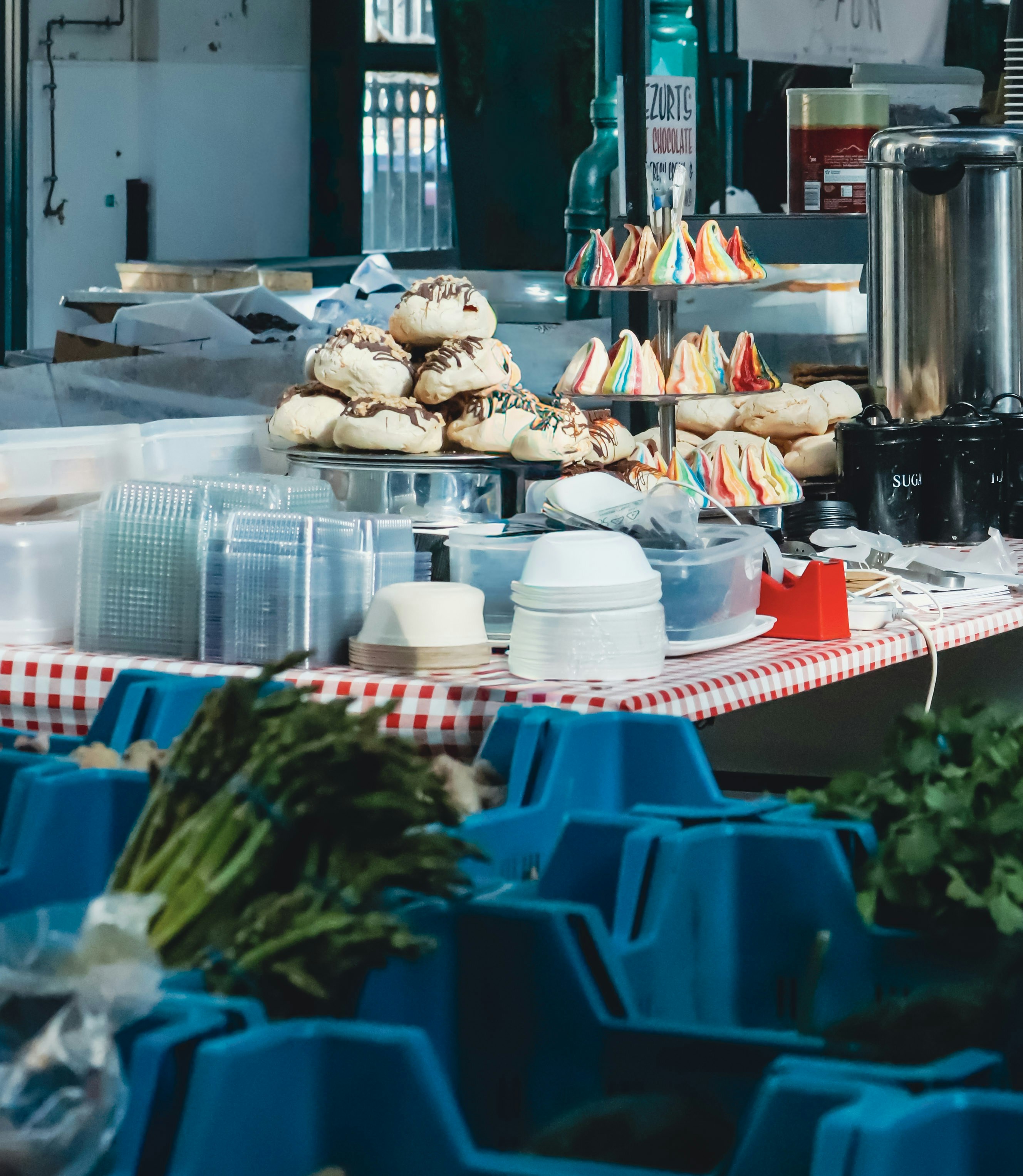 屋外市場で飾られたお菓子や農産物。