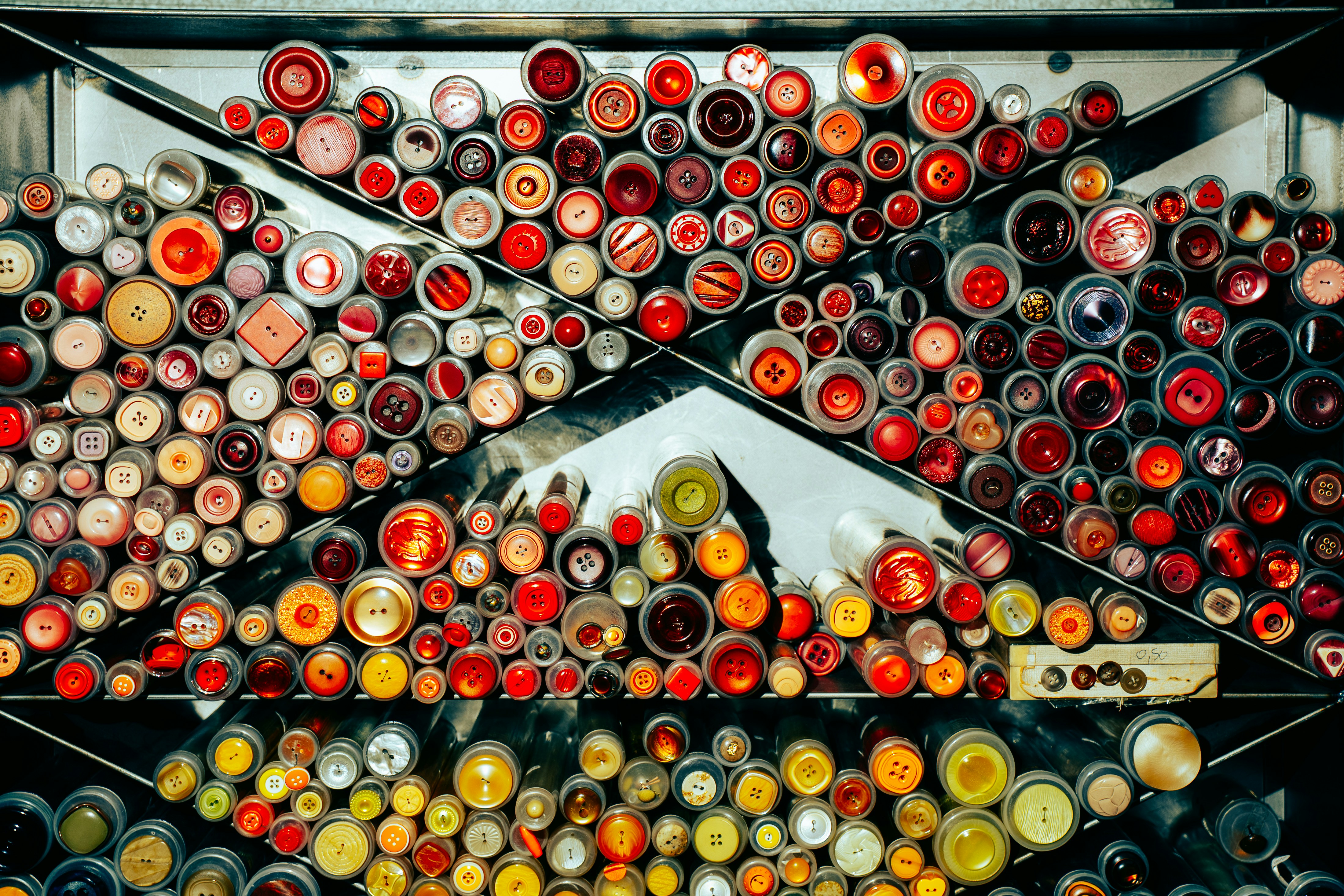 로스트볼 - A collection of colorful cylindrical objects arranged in rows.