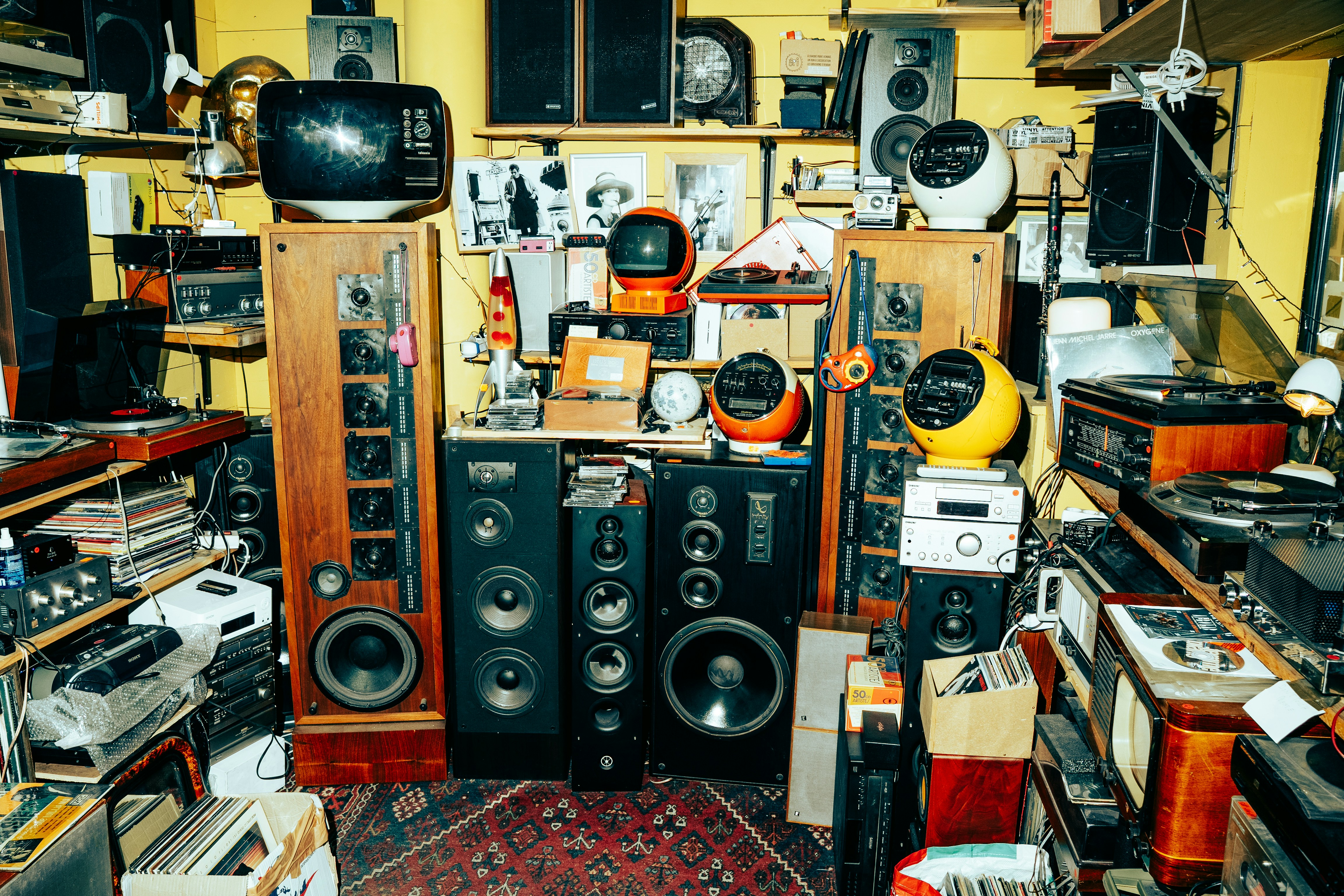 Una sala llena de equipos de audio y altavoces vintage.