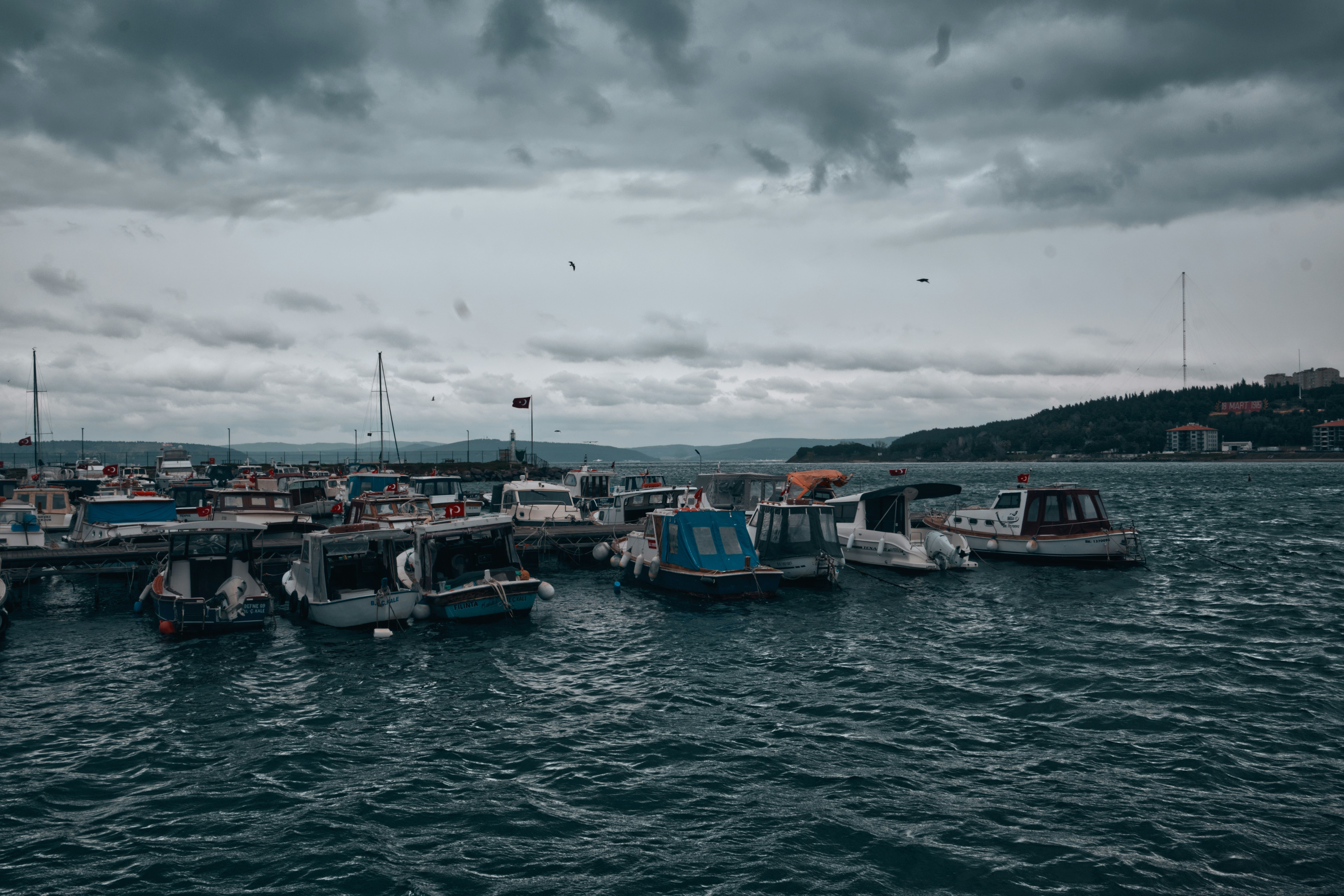 Barcos atracados em um porto sob um céu nublado