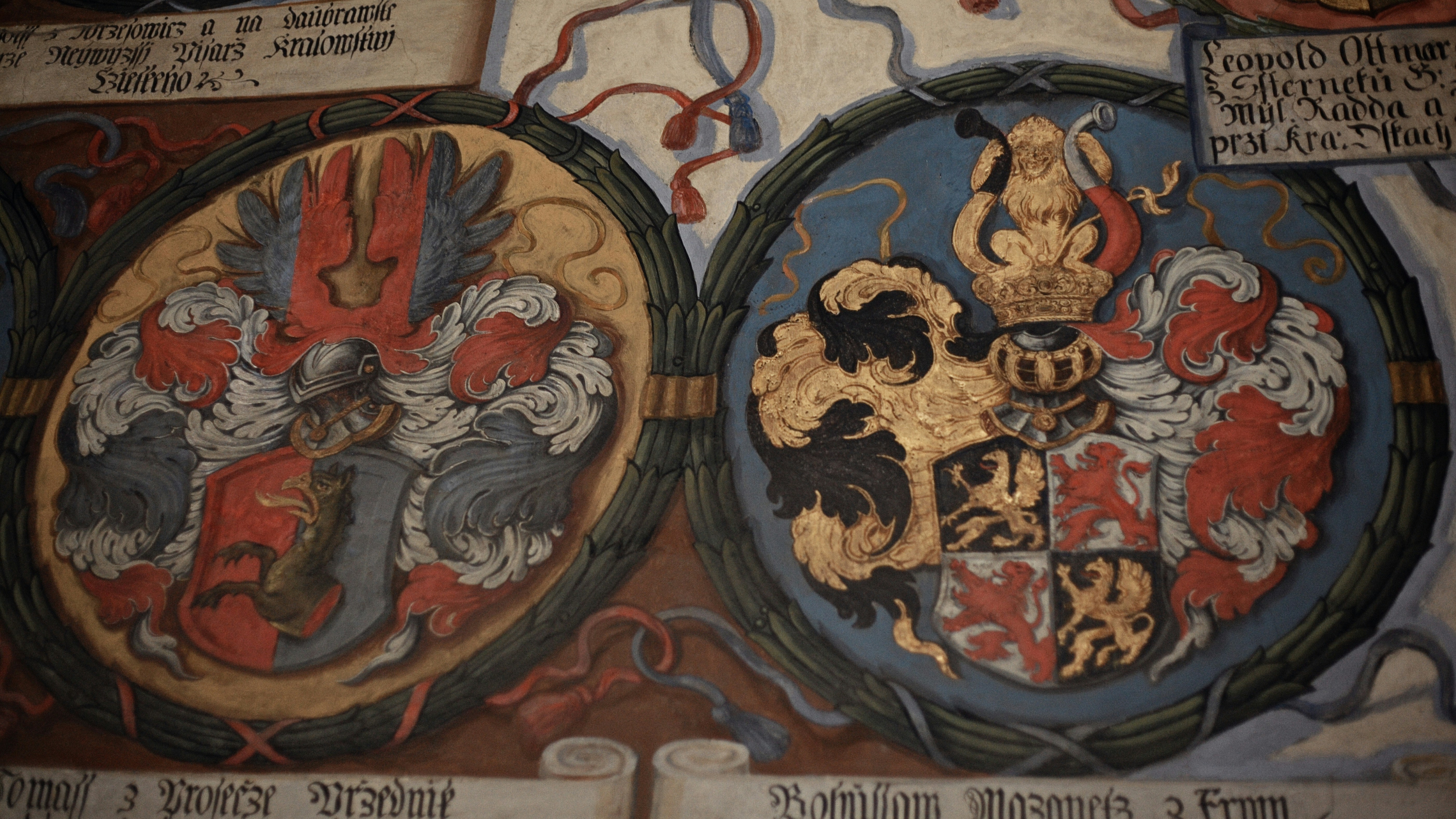 Deux armoiries ornées aux détails complexes