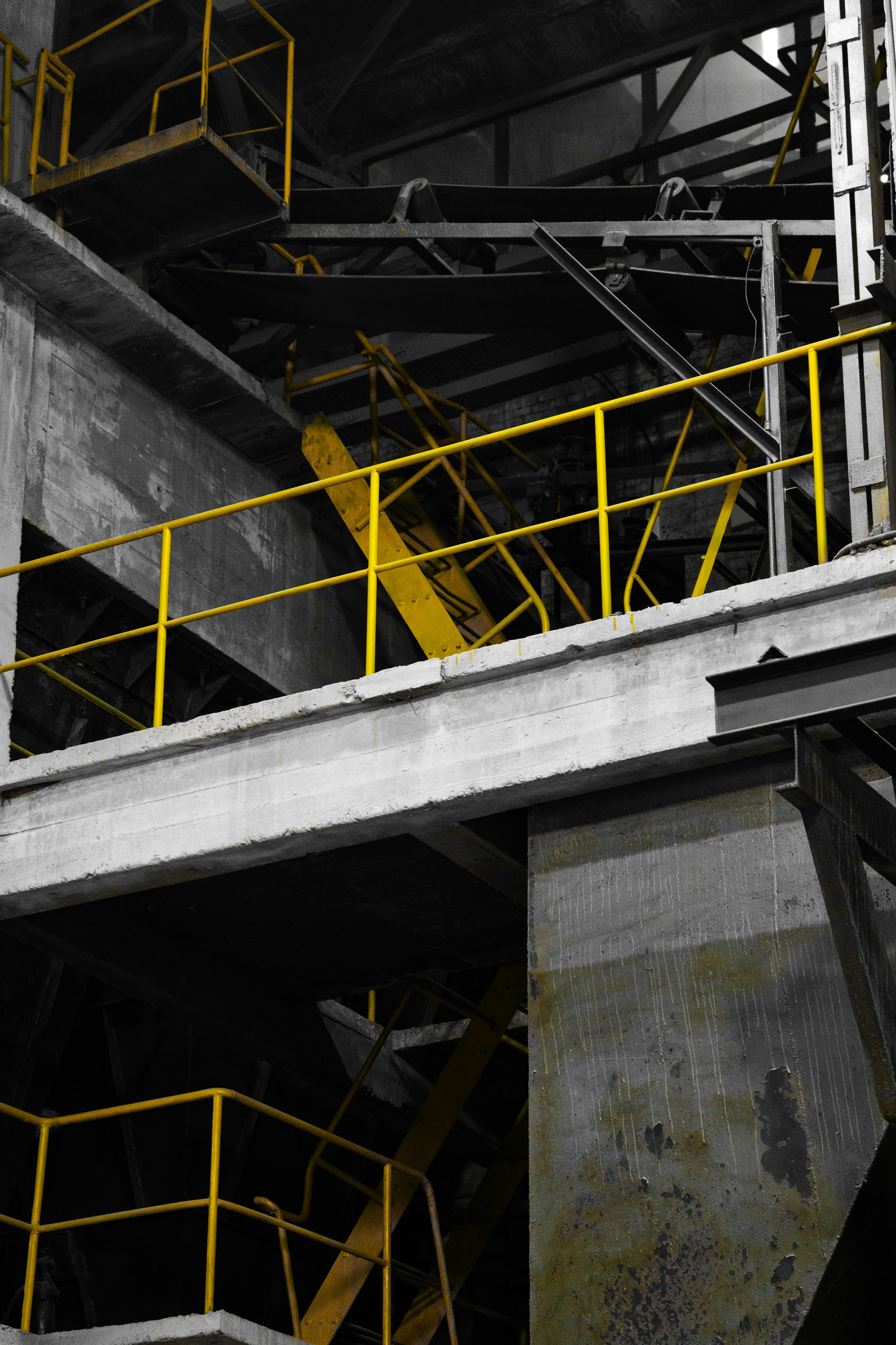 Industriebau mit gelben Sicherheitsgeländern