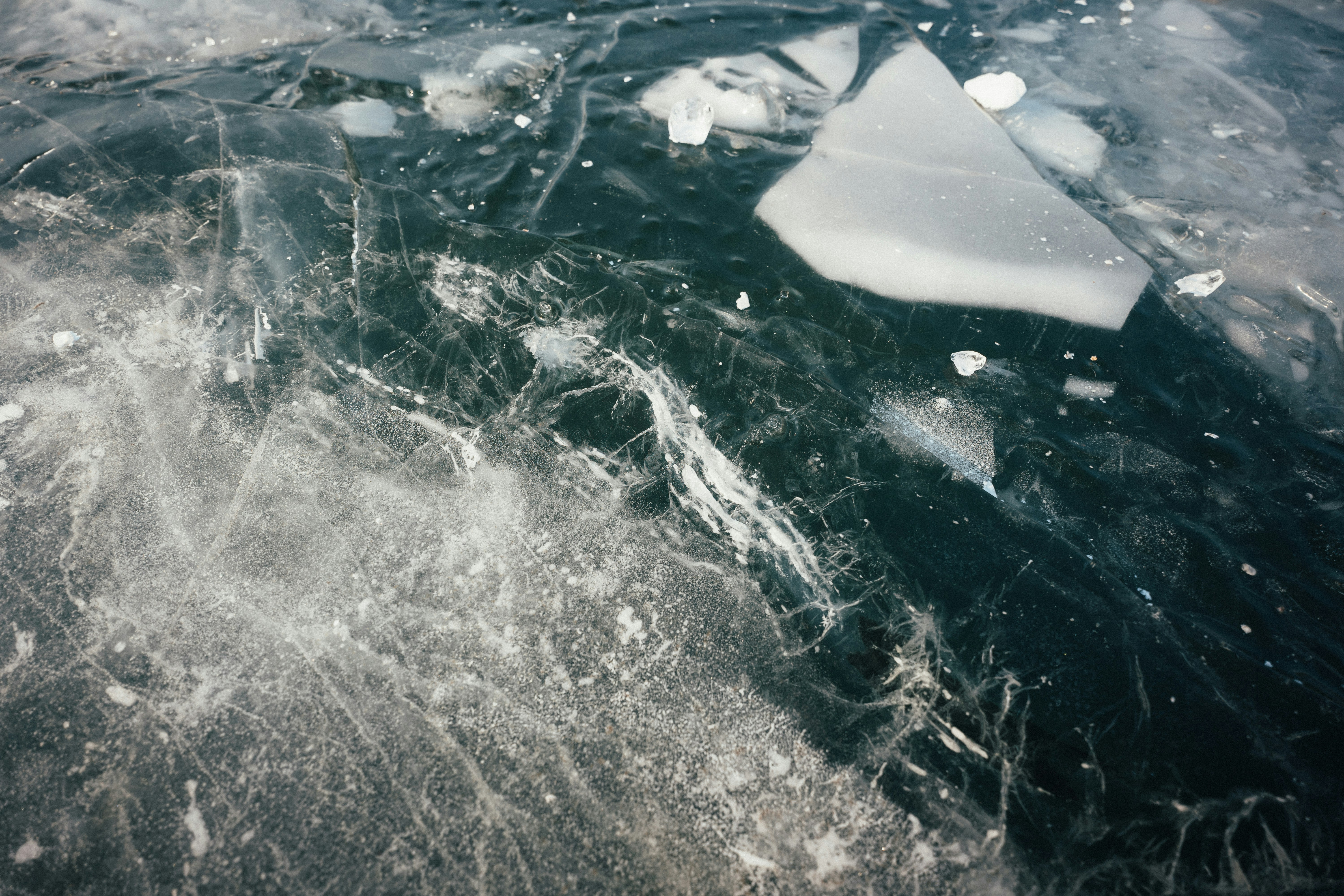 Surface de glace fissurée avec des motifs abstraits