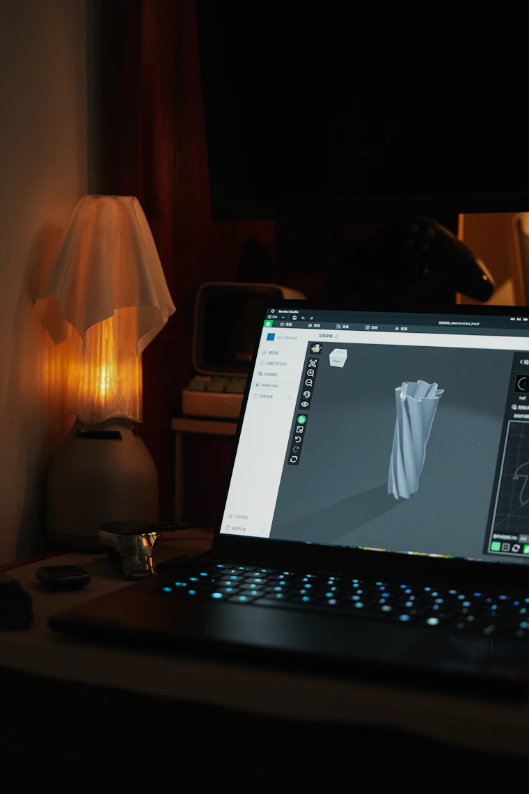 Computador com visualização tridimensional usada no desenvolvimento de projetos
