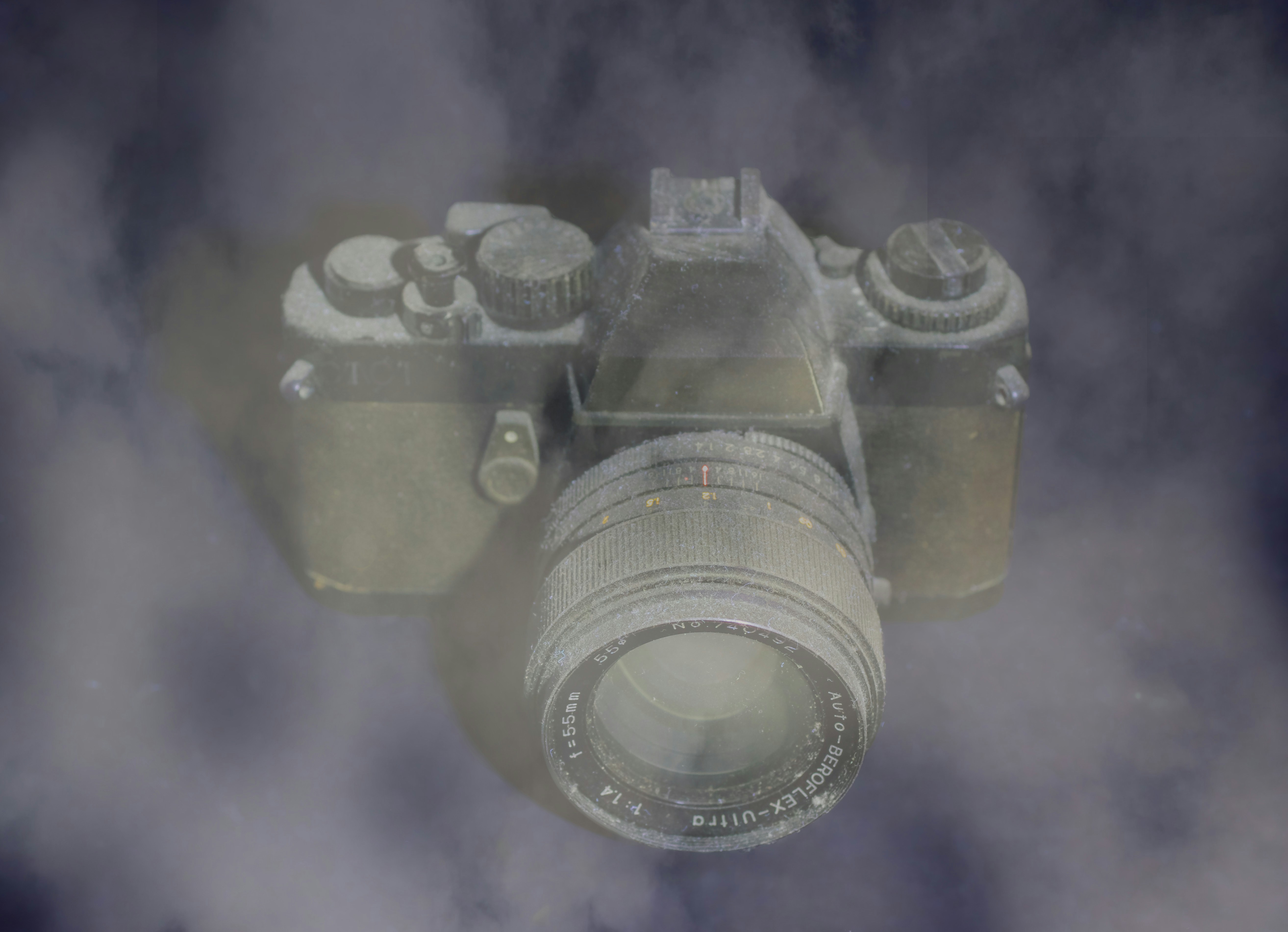 煙の中からヴィンテージカメラが現れる