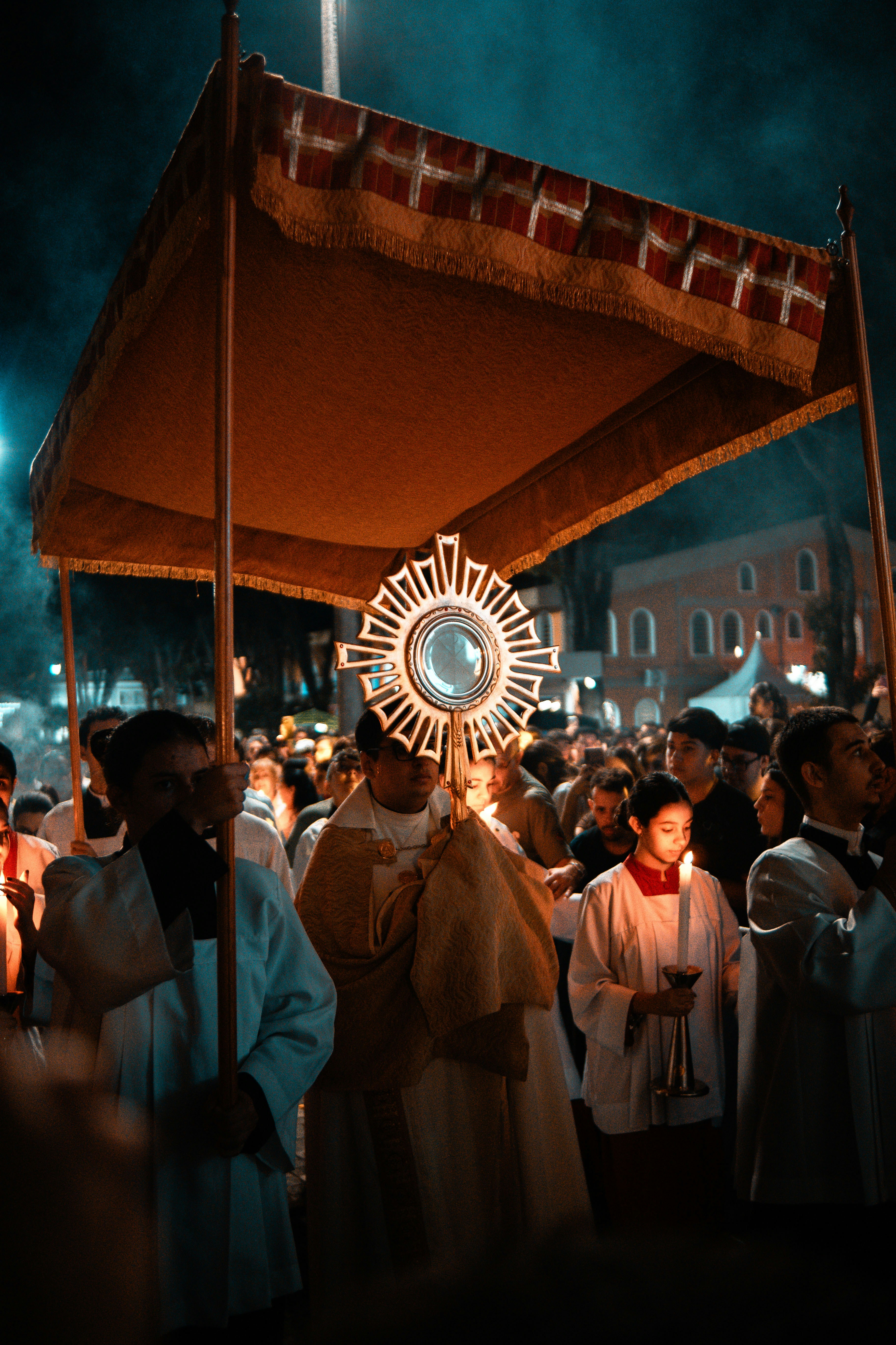 Procesión religiosa con custodia nocturna