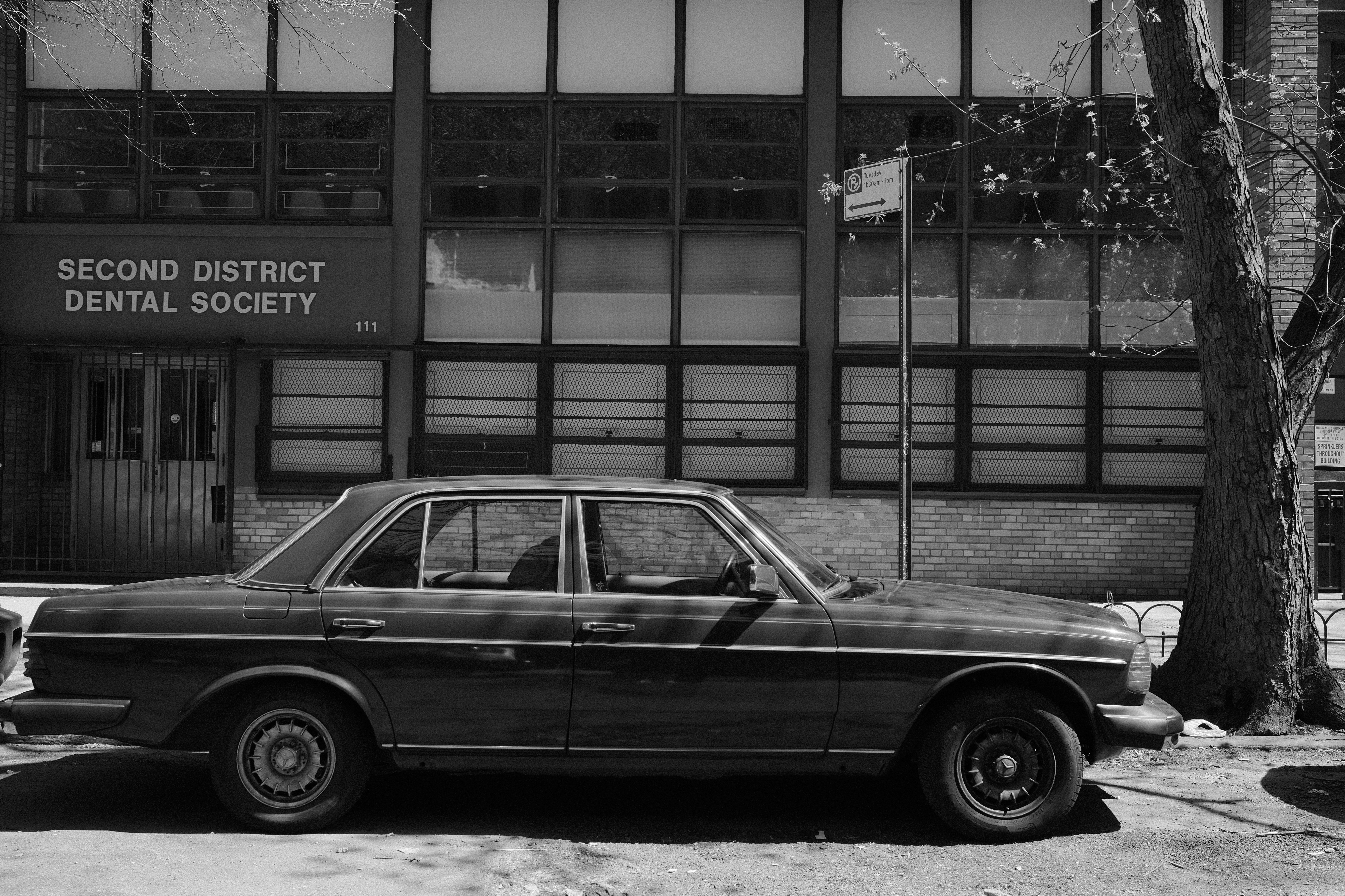 Coche vintage aparcado frente al edificio de la sociedad dental del segundo distrito