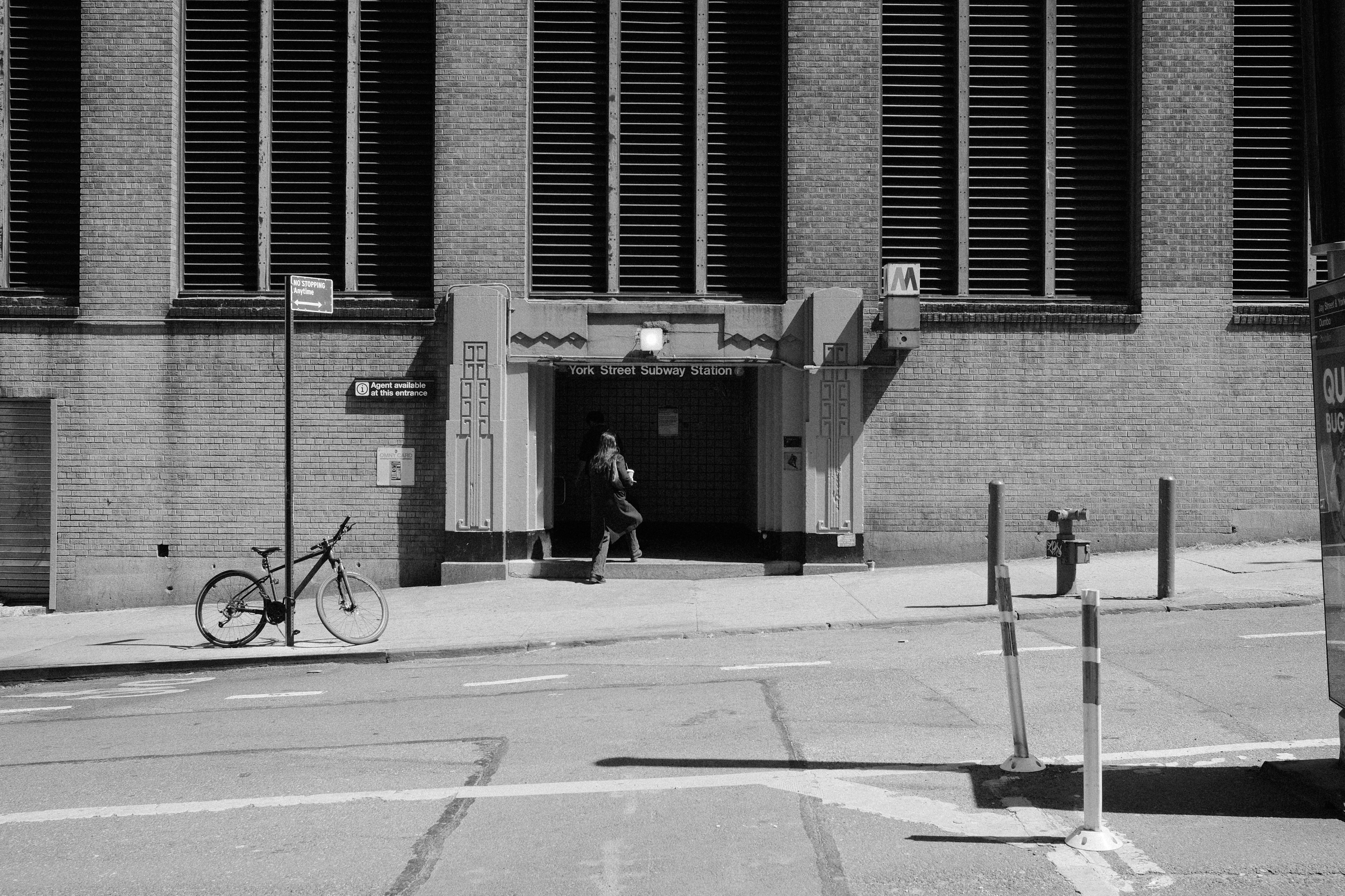 Una persona camina hacia la entrada de un edificio.