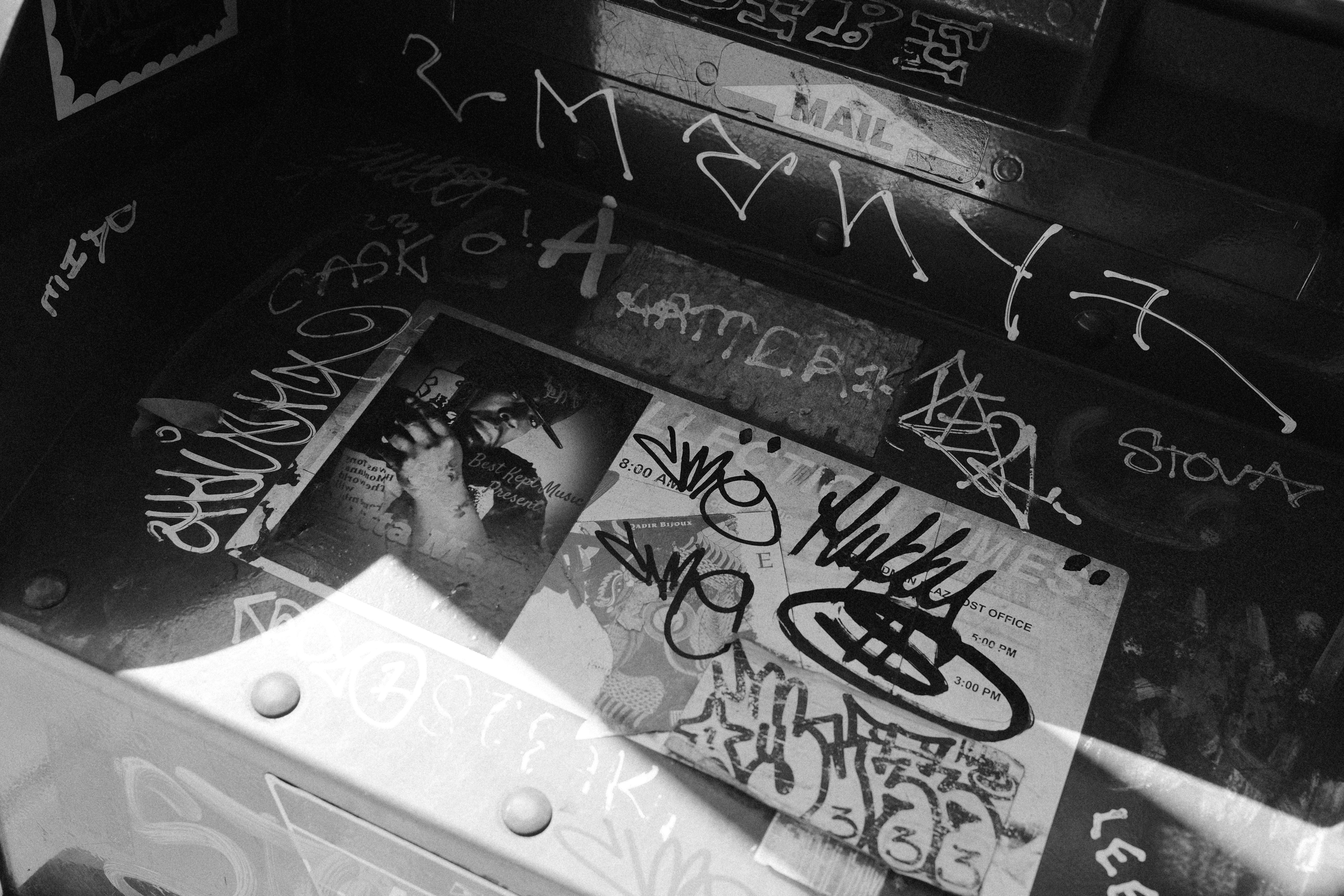 El arte del graffiti cubre una superficie metálica con pegatinas.