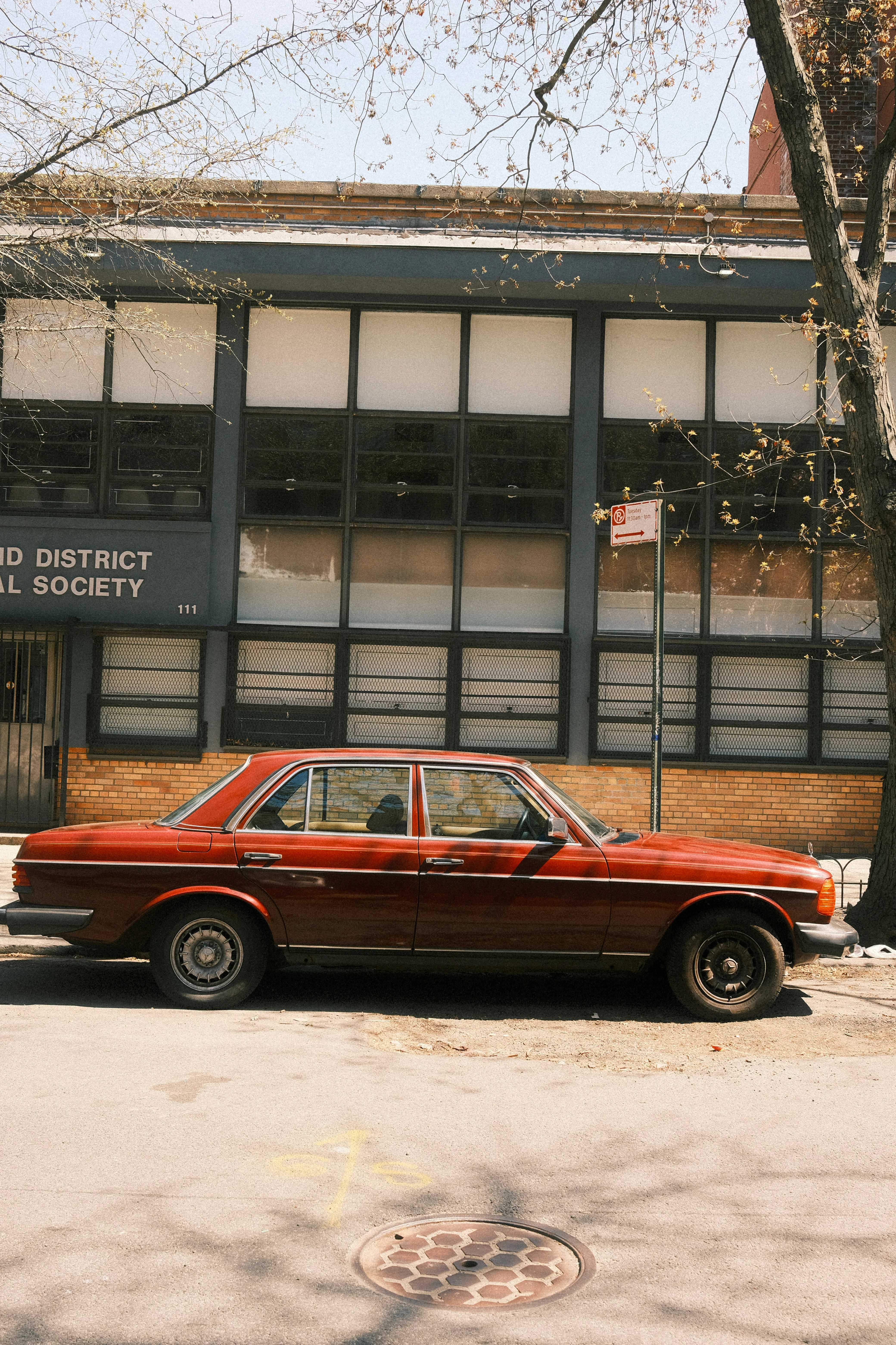 Coche vintage rojo aparcado en la calle de la ciudad