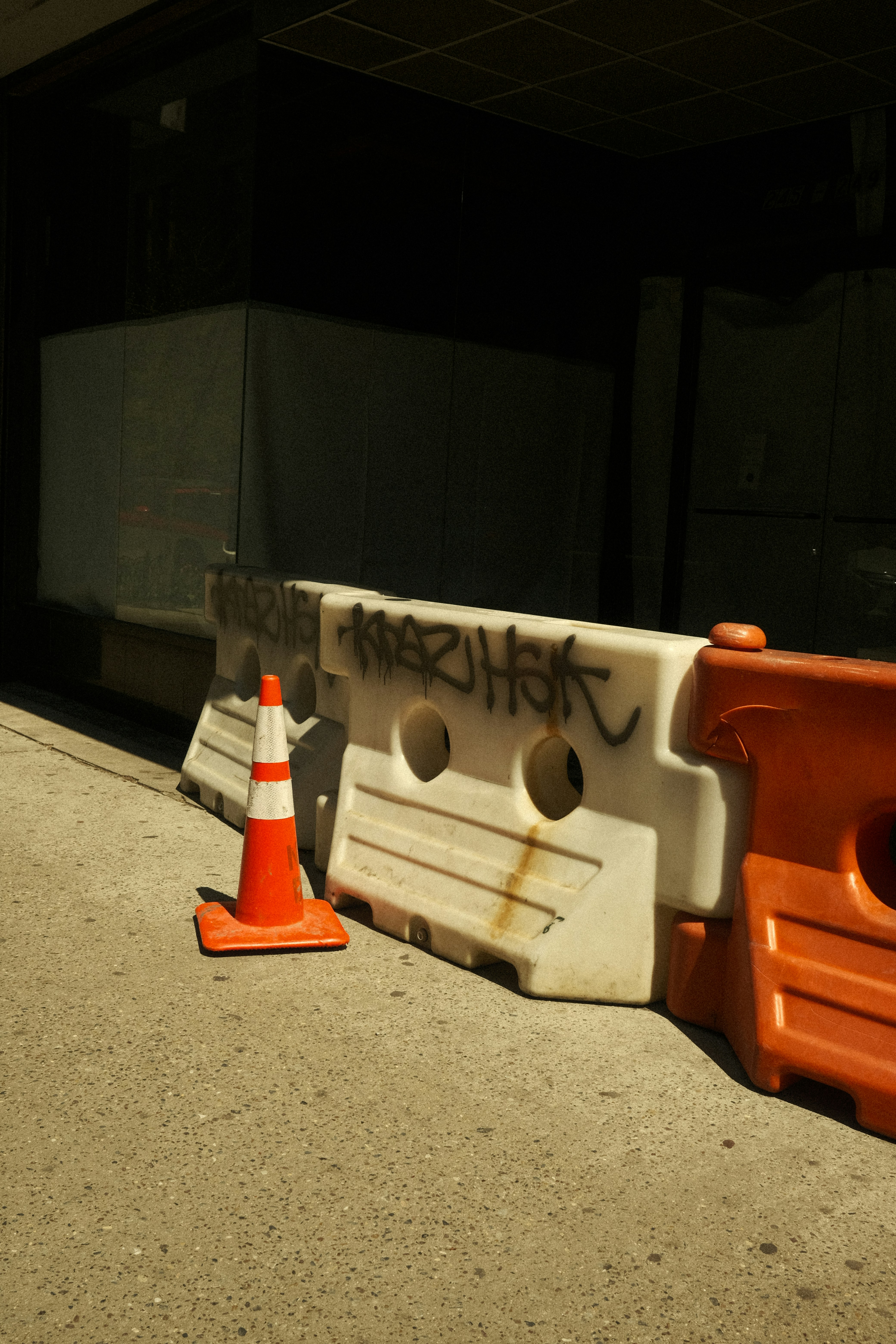 Conos de tráfico y barreras en una calle