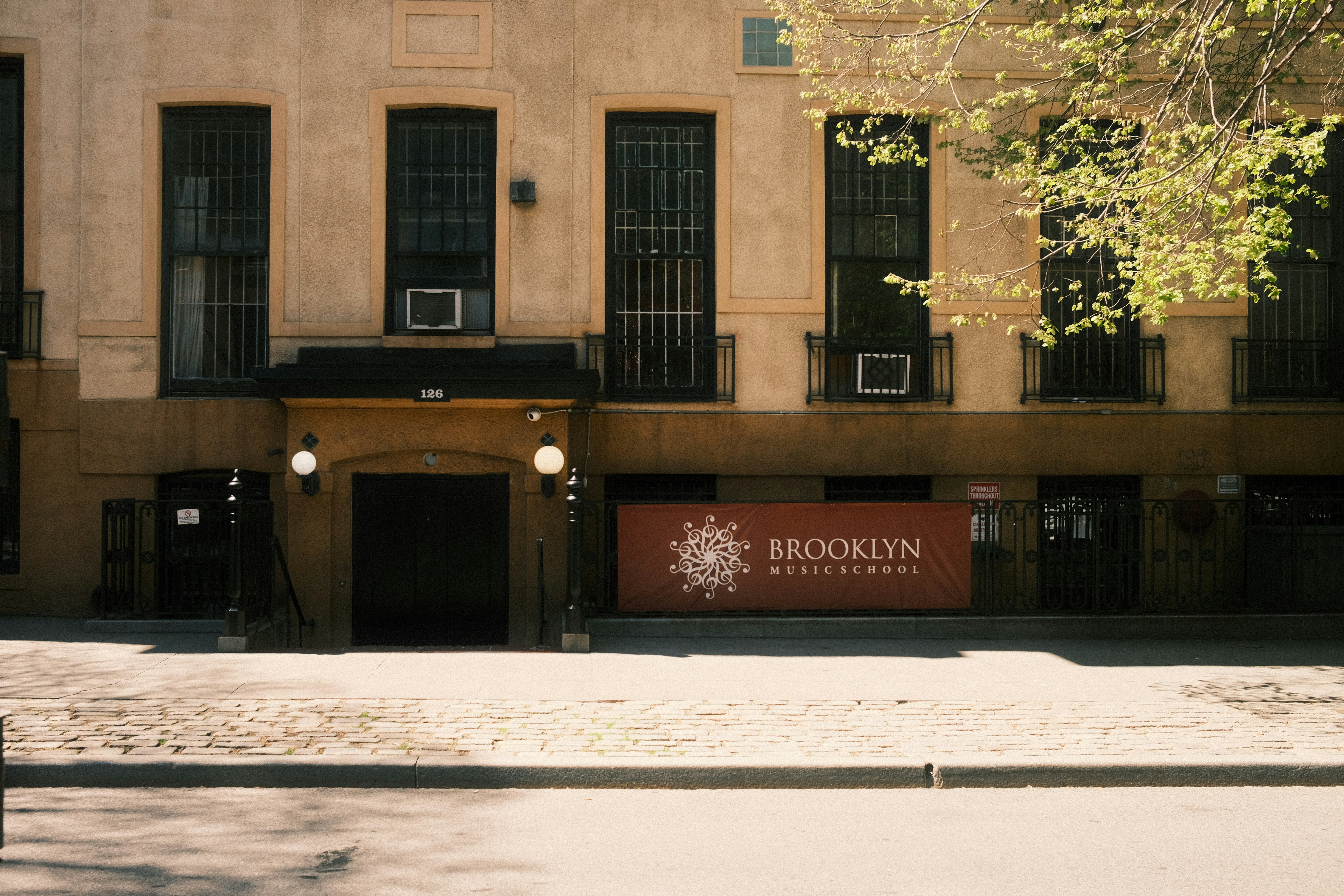 Entrada a la Academia de Música de Brooklyn con bandera roja