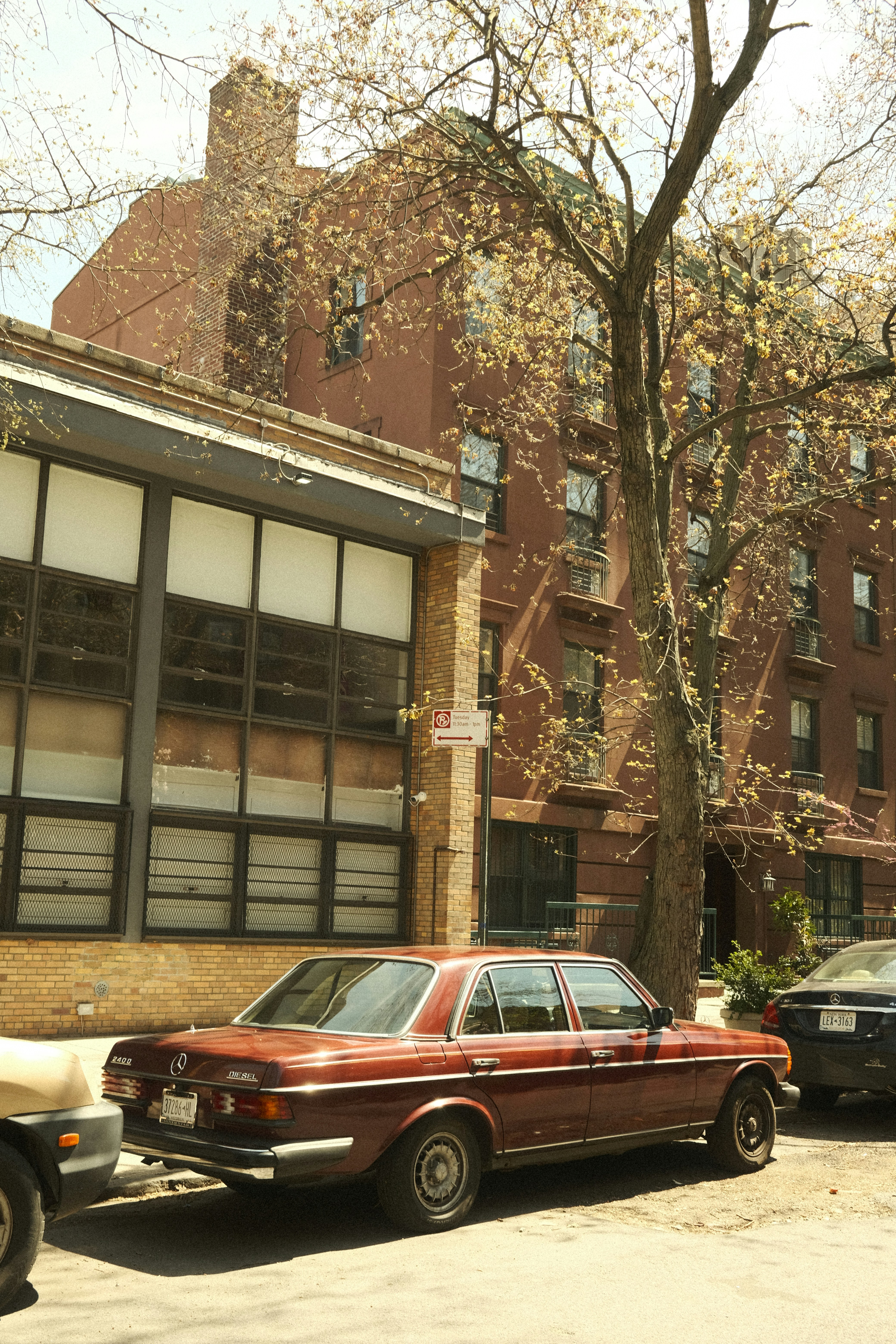 Un sedán granate aparcado en una calle de la ciudad