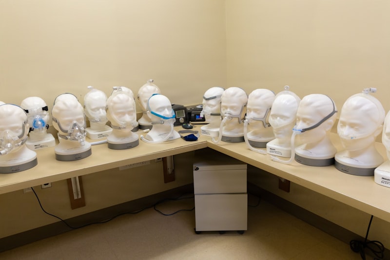 Maschera CPAP con circuito collegato per il trattamento delle apnee notturne