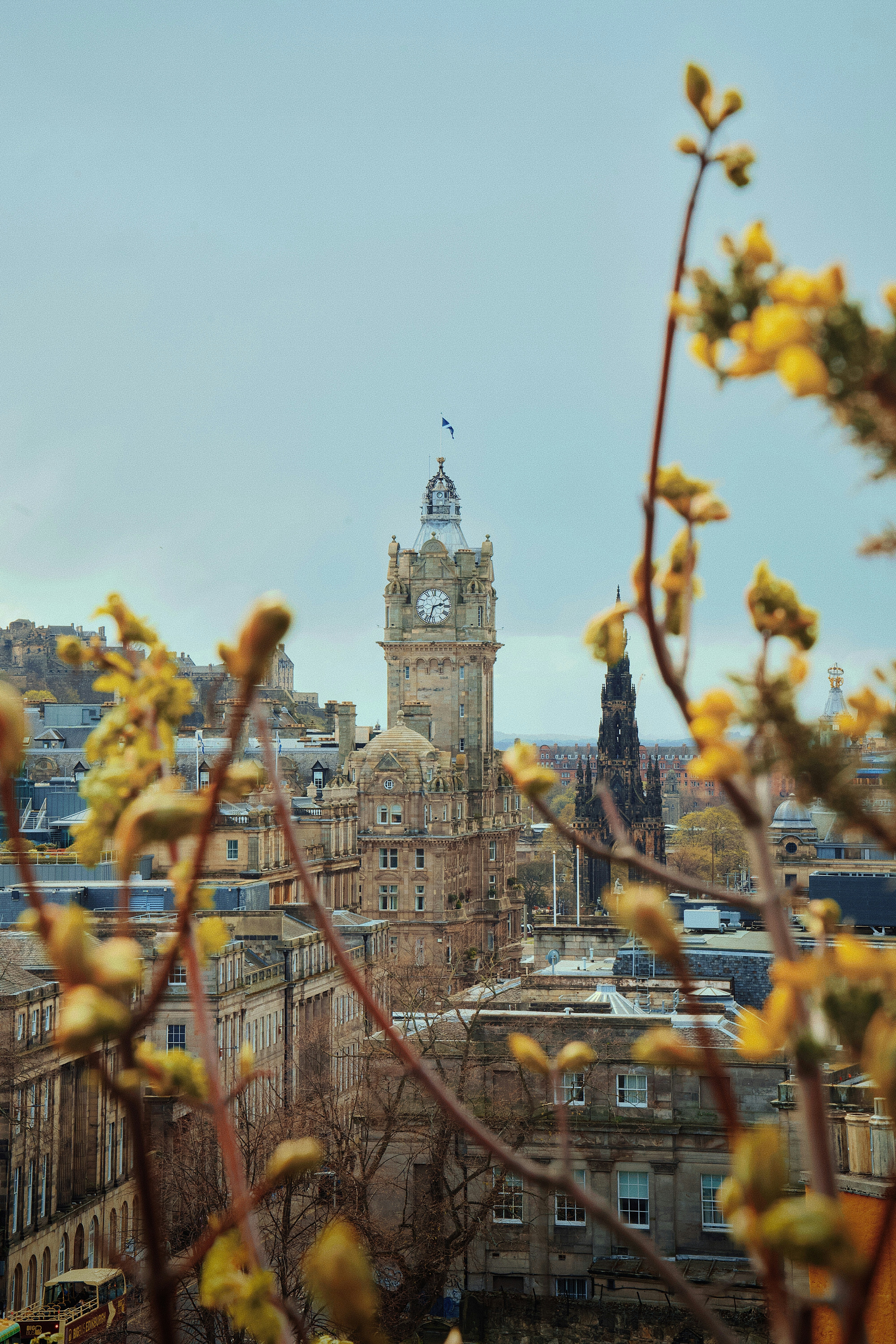 Edifício histórico da torre do relógio em uma cidade europeia