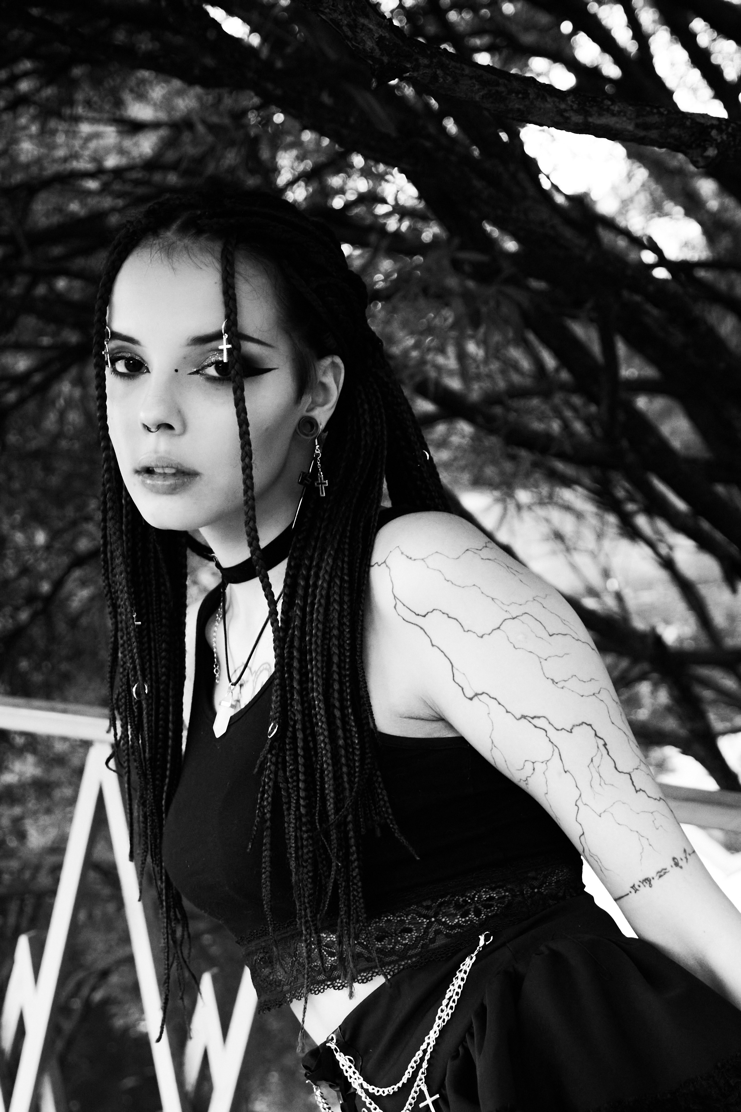 Junge Frau mit geflochtenem Haar und dramatischem Make-up